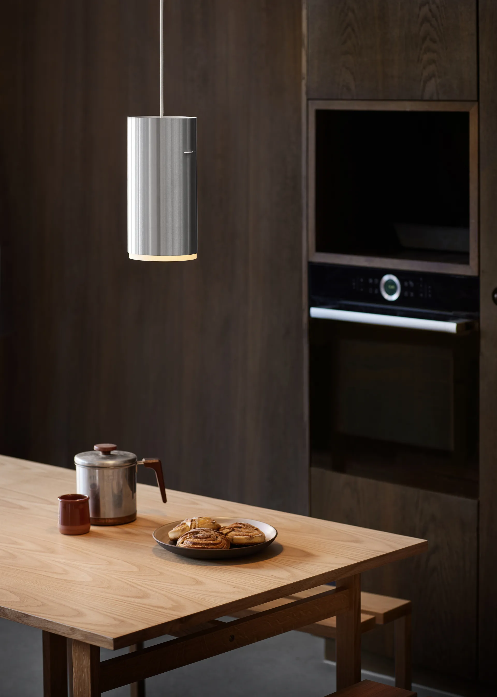 Moebe Tube -riippuvalaisin large Ø 14 cm, Harjattu alumiini MOEBE