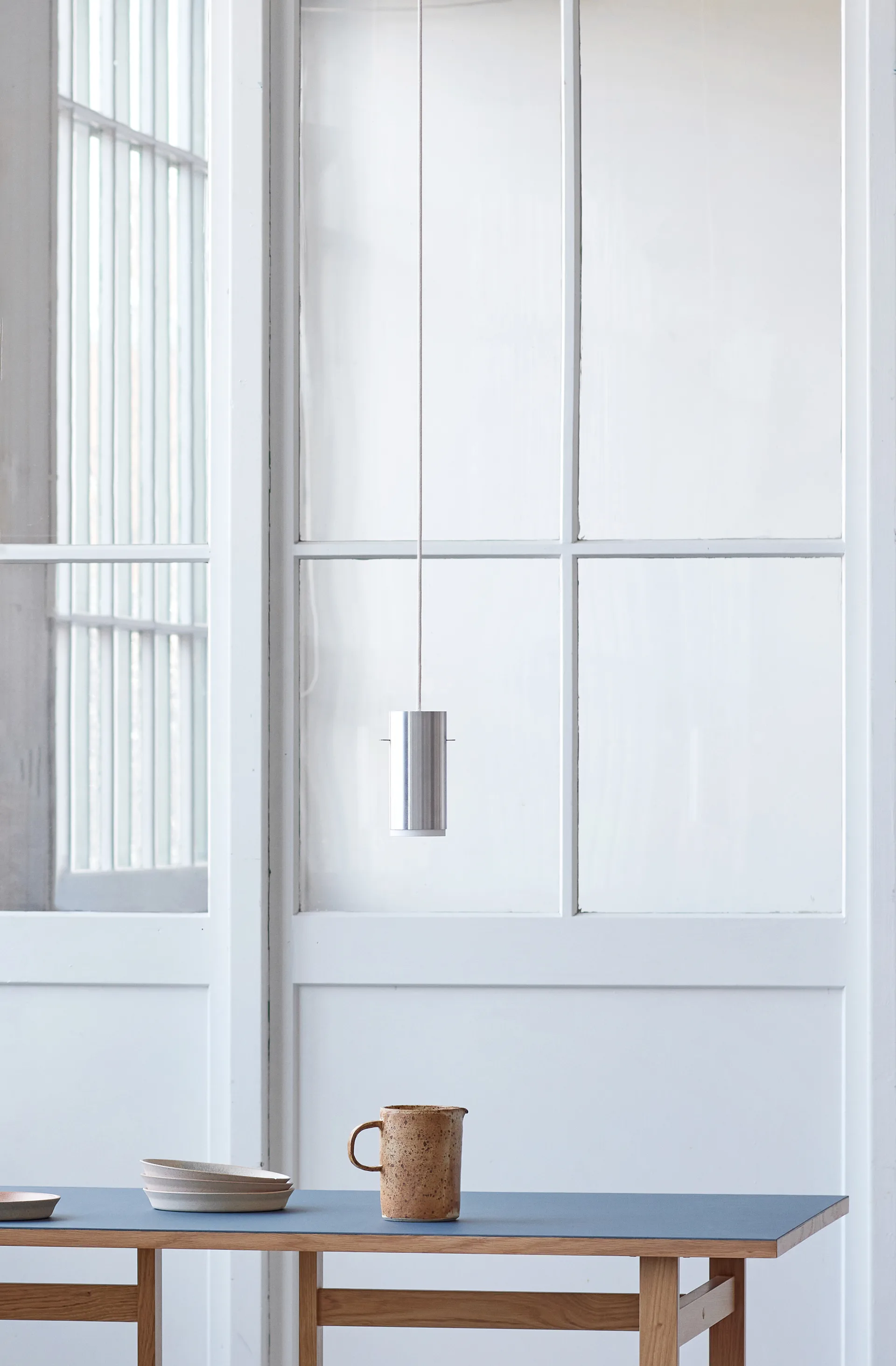 Moebe Tube -riippuvalaisin small Ø 8 cm, Harjattu alumiini MOEBE