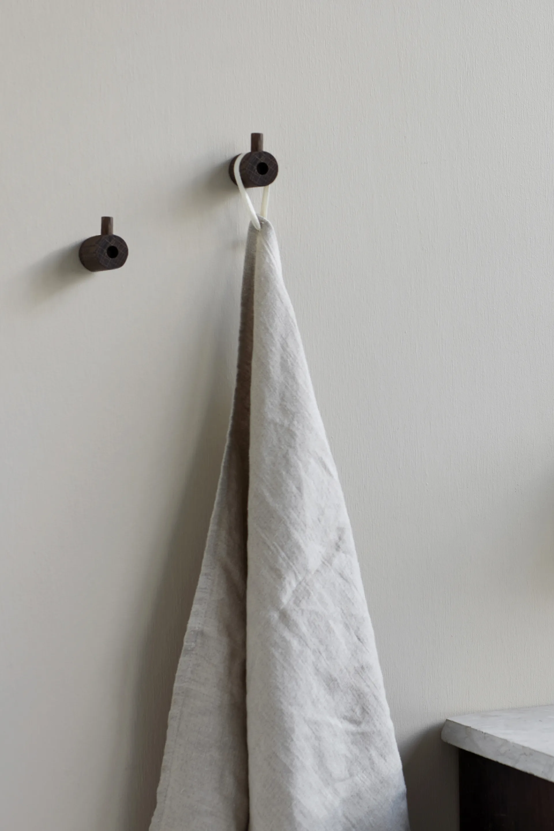 Moebe wooden wall hook -koukku, Poltettu tammi MOEBE