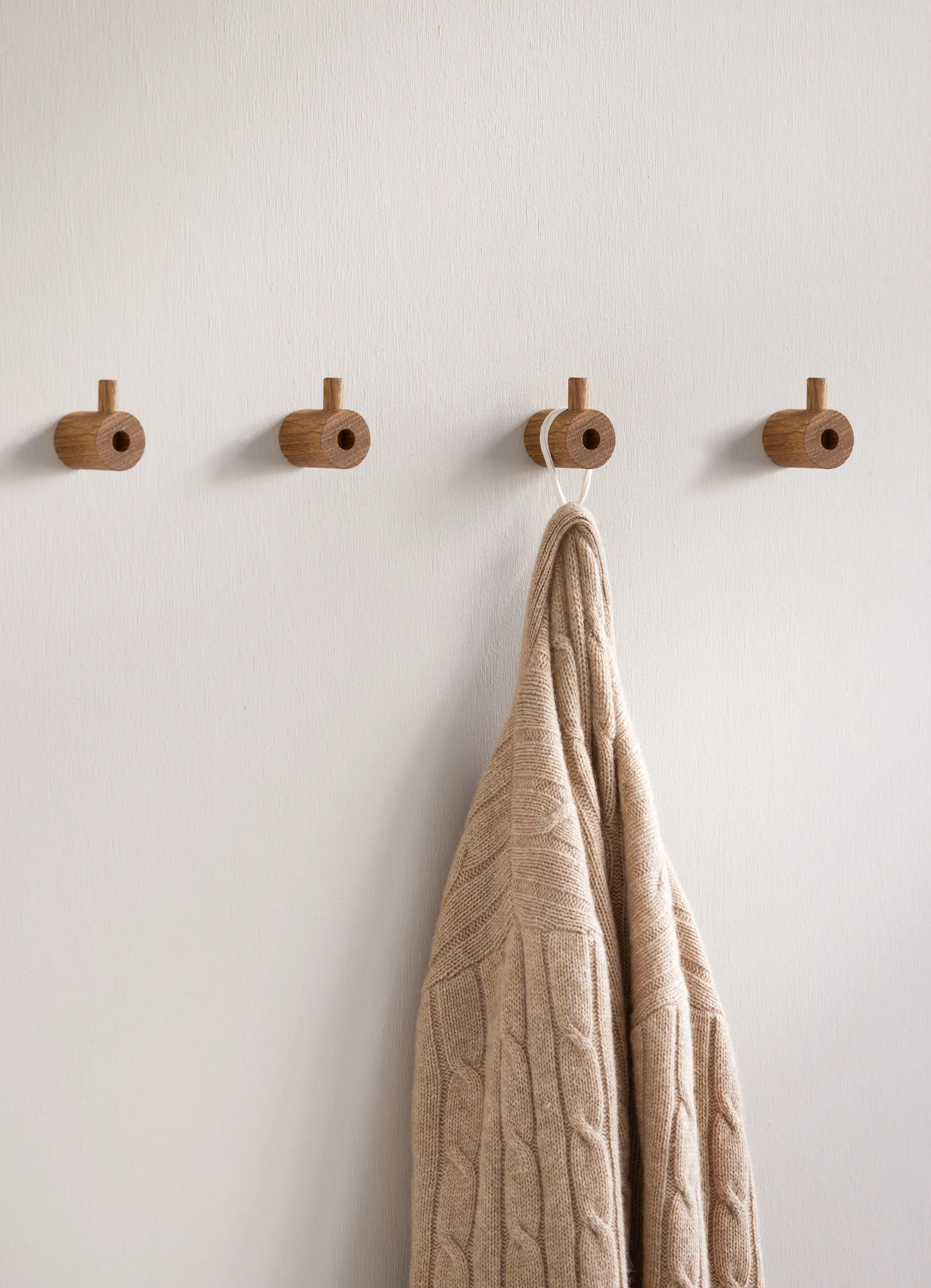 Moebe wooden wall hook -koukku, Tammi MOEBE