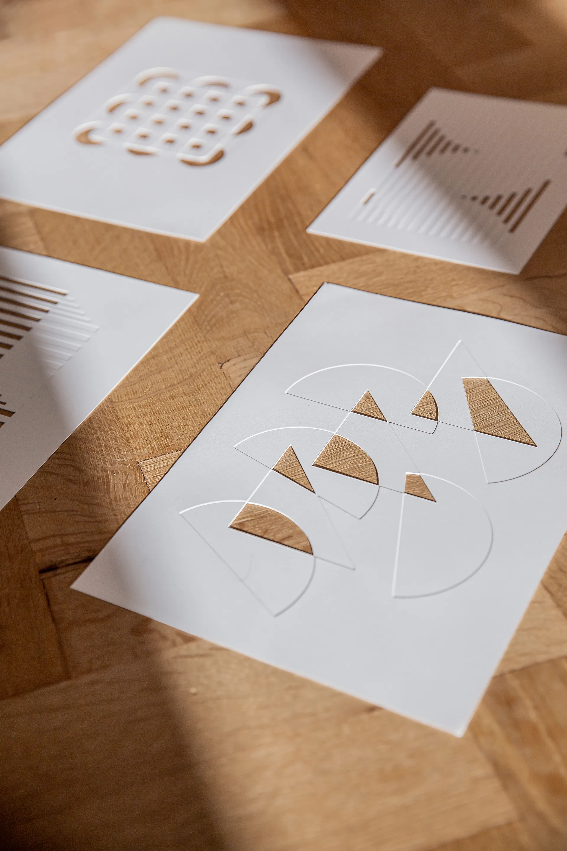 Relief taideteos half moons & triangles 21 x 29,7 cm, Off White MOEBE