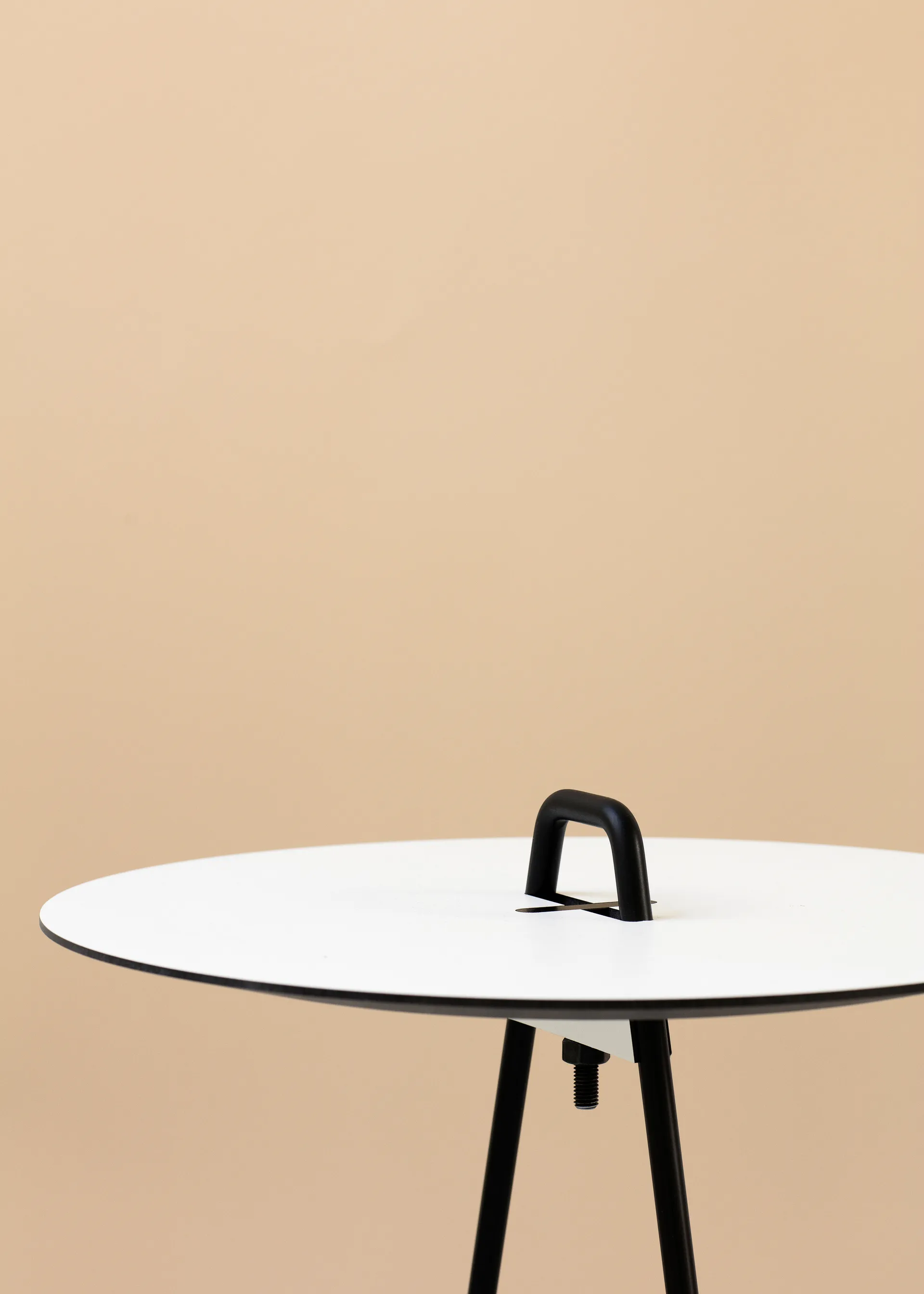 Siirrettävä sivupöytä Ø 45 cm, Black, White MOEBE