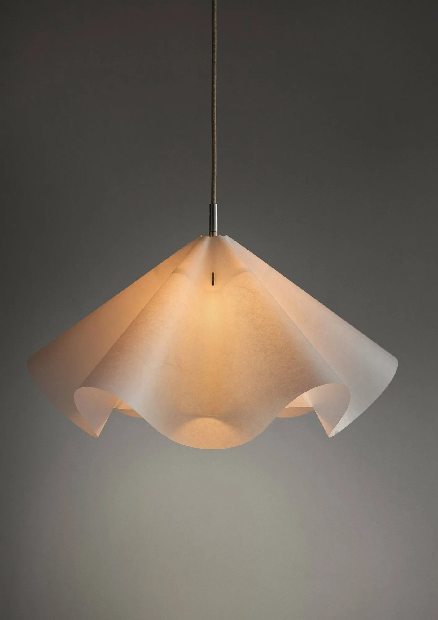 Sinuate riippuvalaisin, White-brass, medium Ø60x30 cm MOEBE