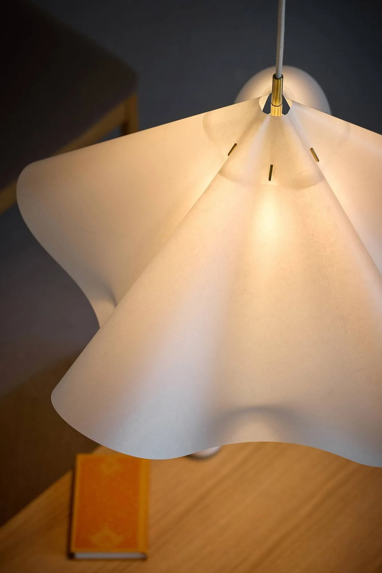 Sinuate riippuvalaisin, White-stainless steel, suuri Ø75x40 cm MOEBE