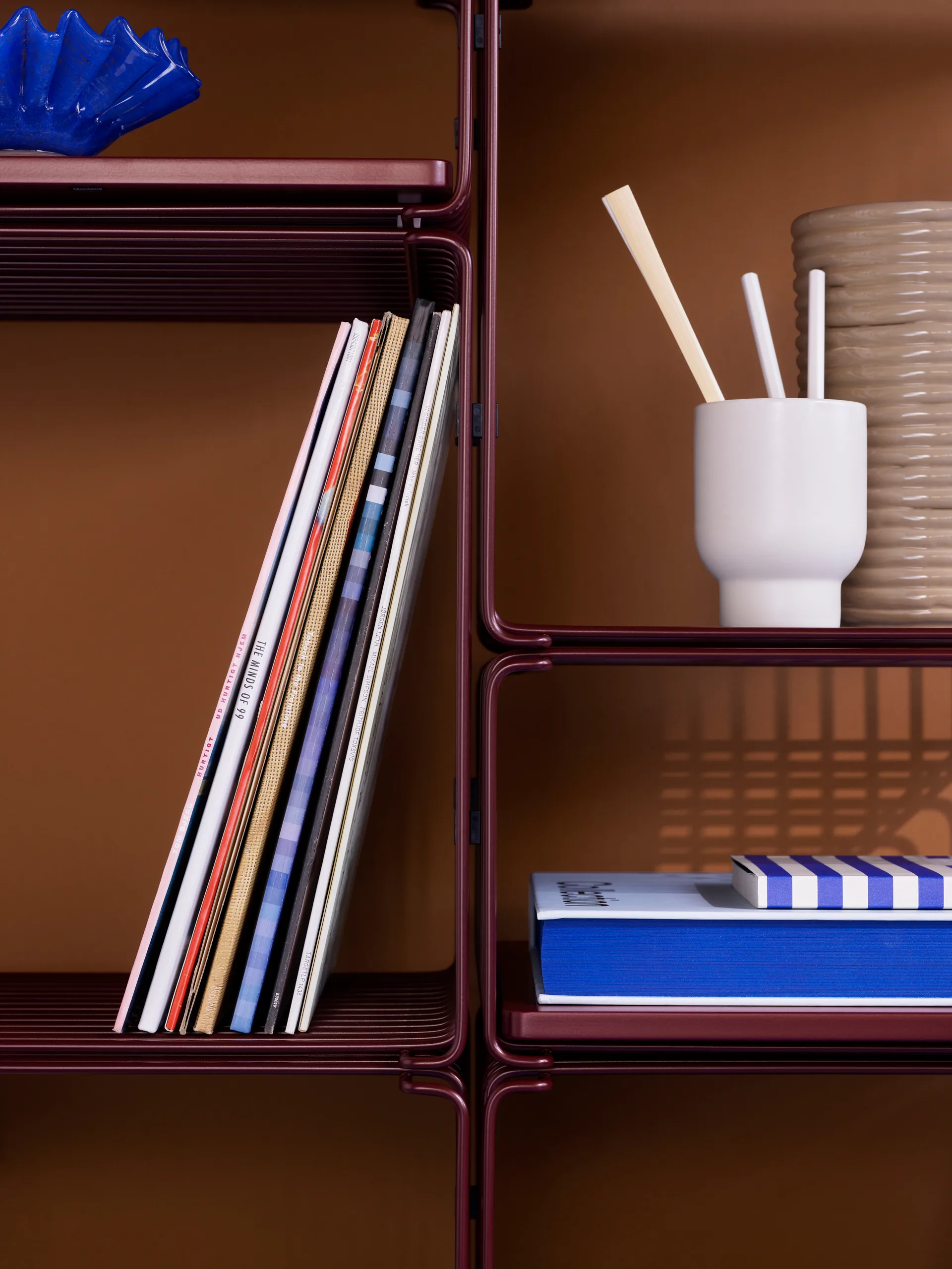 Panton Wire Extended hylly 70x34,8x25,7 cm, Musta punainen Montana