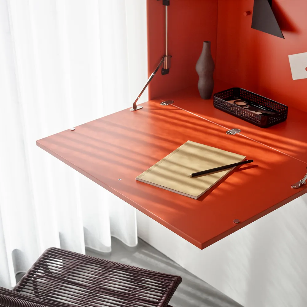 STUDIO seinälle ripustettava kirjoituspöytä, Amber 142 Montana