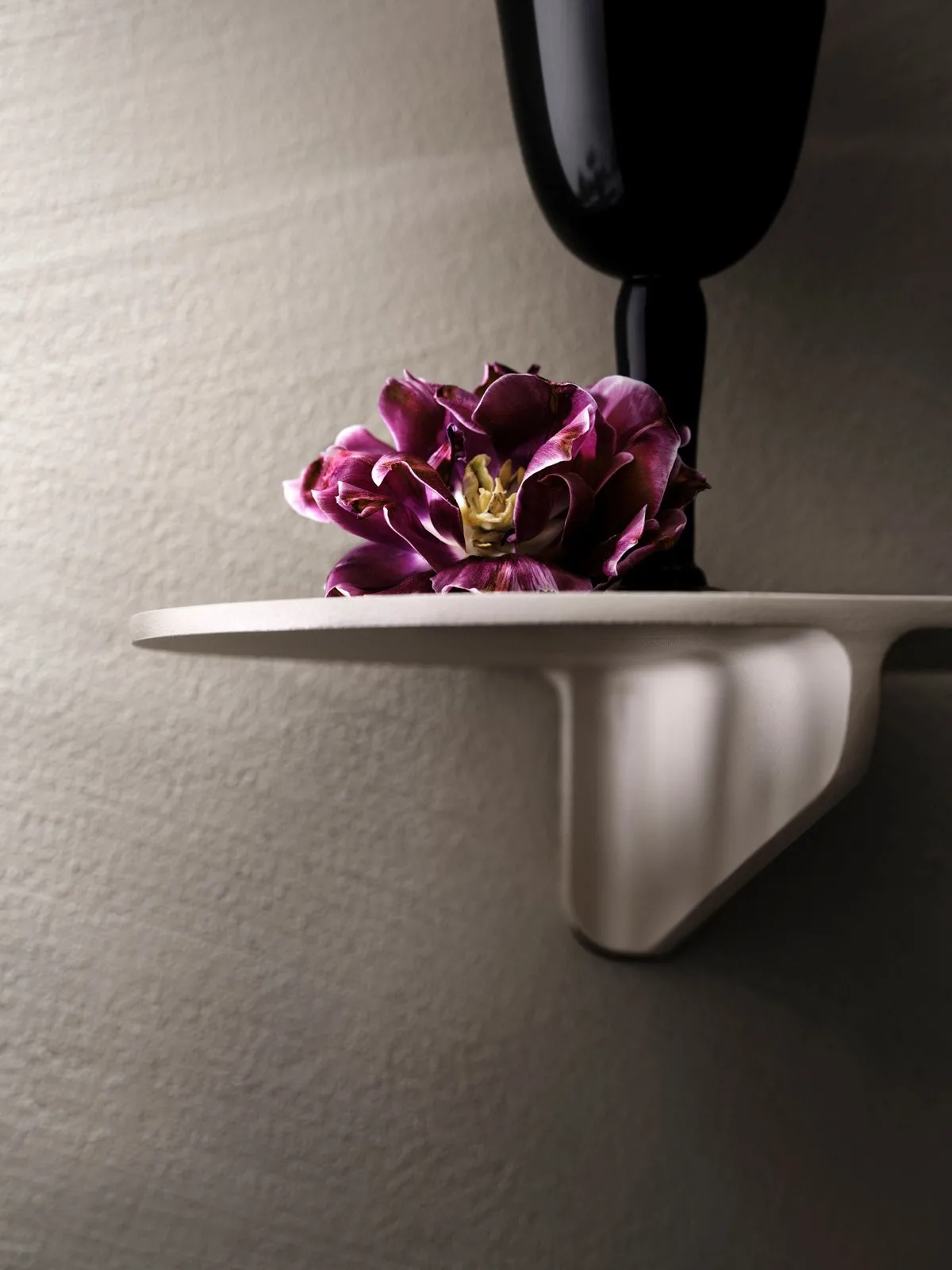 Museum NM&.045 seinähylly, Musta Museum