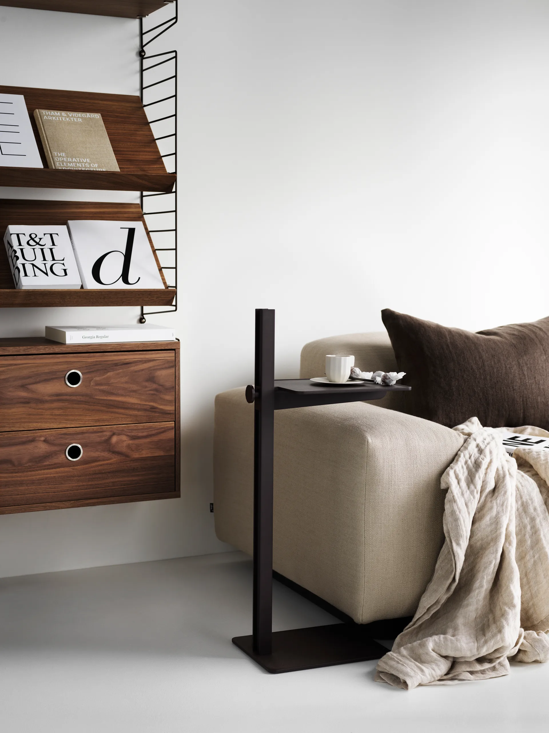 Museum sivupöytä, Musta Museum