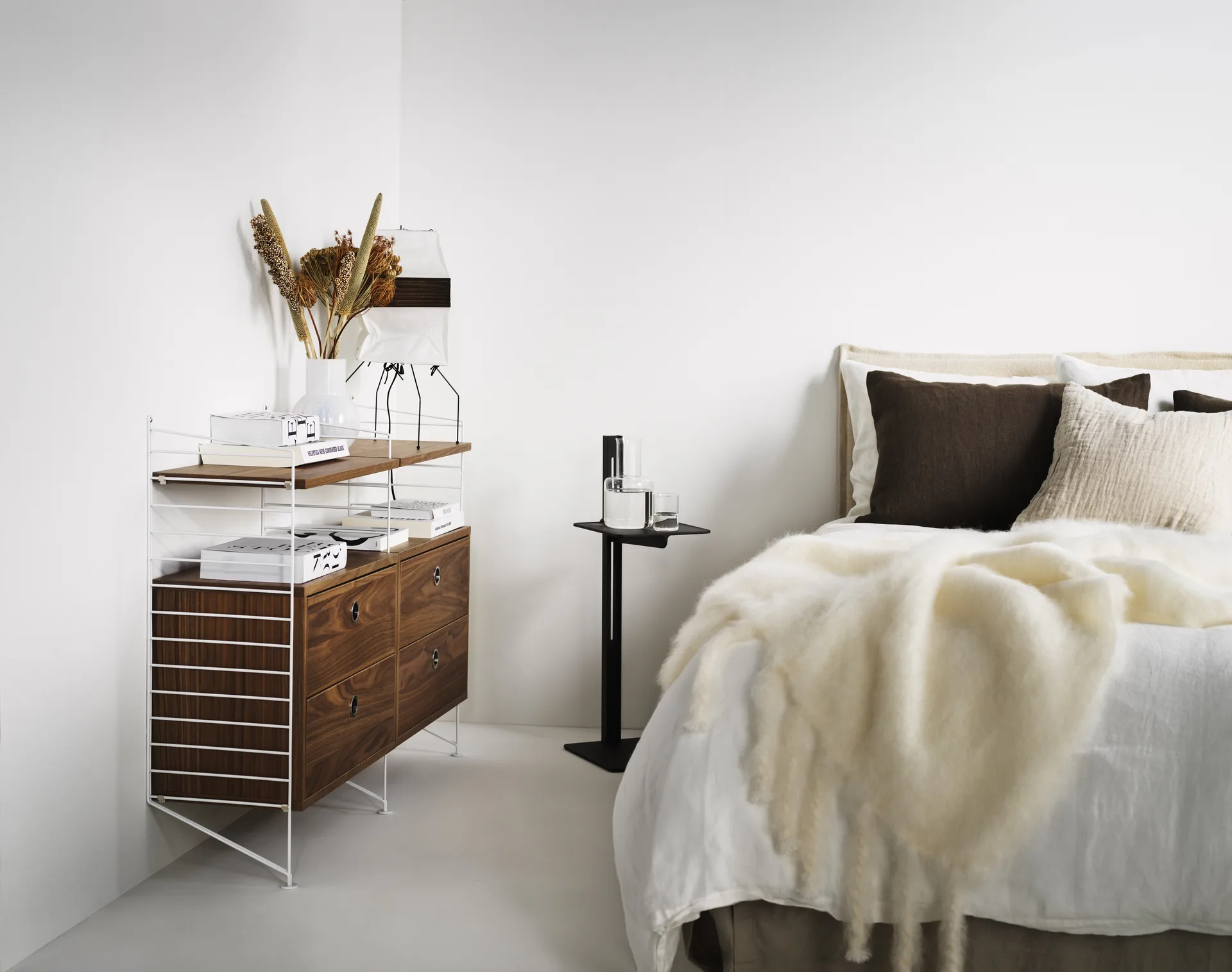 Museum sivupöytä, Musta Museum