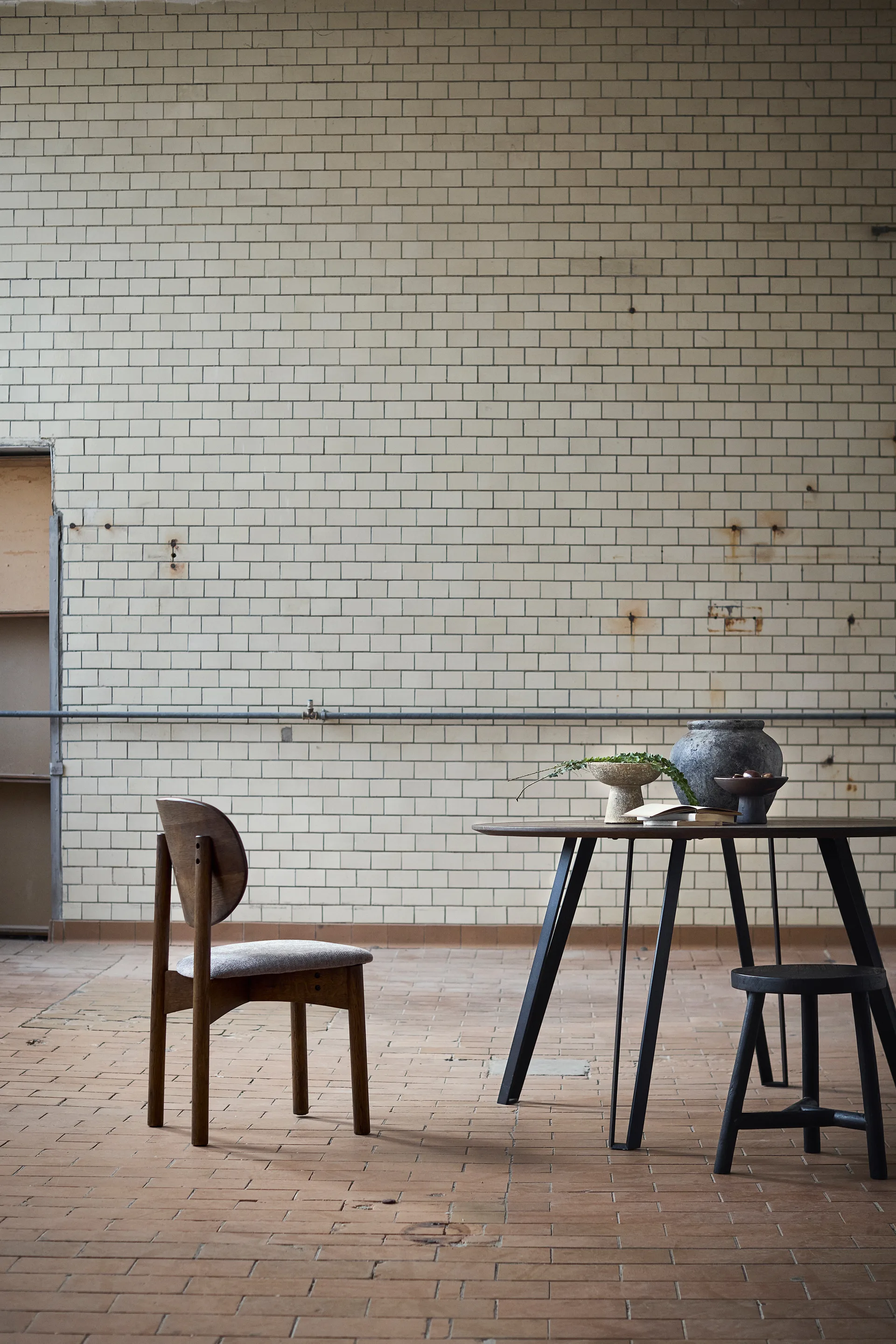 Oka tuoli, Tummaksi öljytty tammi, grey MUUBS