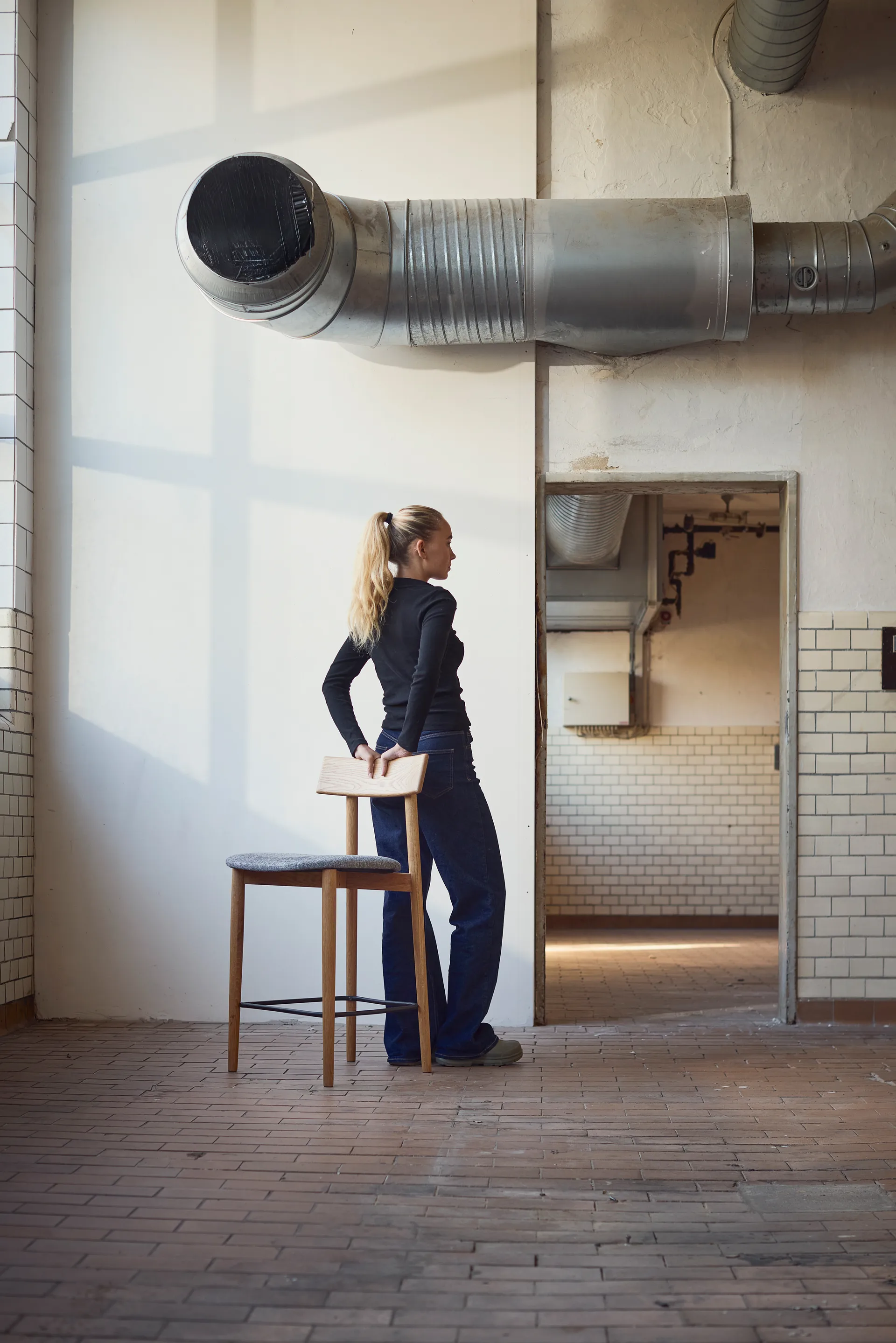 Tetra baarituoli, Betoninvärinen kangas luonnonöljytty tammi MUUBS