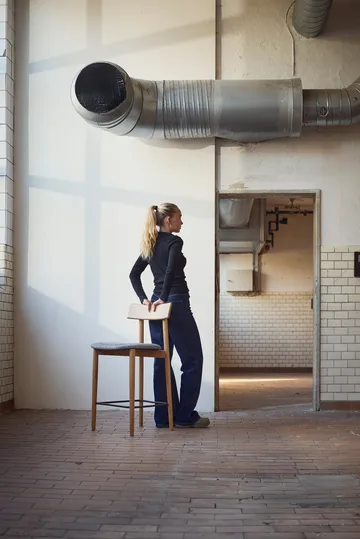 Tetra baarituoli - Betoninvärinen kangas luonnonöljytty tammi - MUUBS