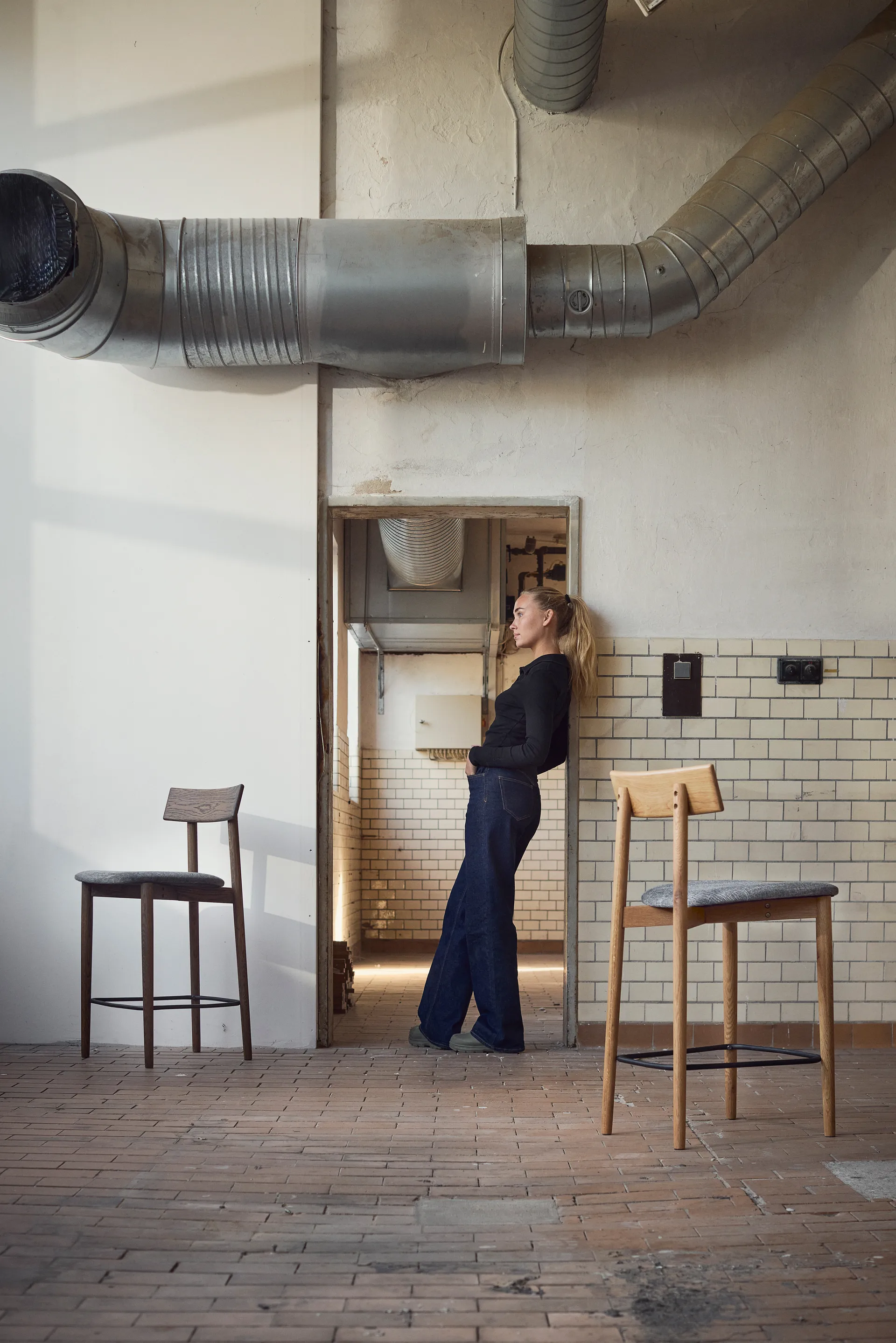 Tetra baarituoli, Graniitinharmaa kangas tummaksi öljytty tammi MUUBS