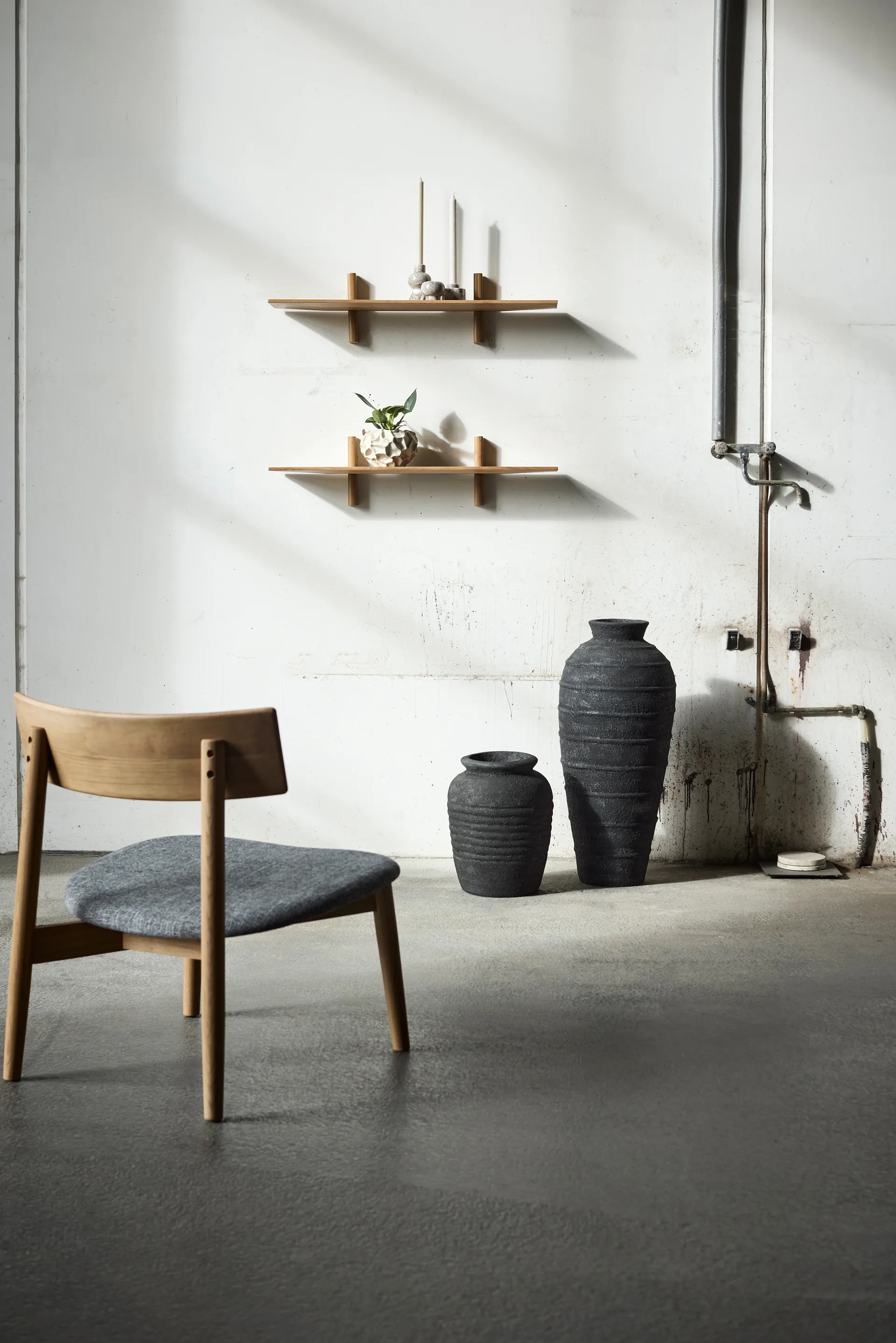 Tetra nojatuoli, Betonin värinen kangas, luonnonöljytty tammi MUUBS