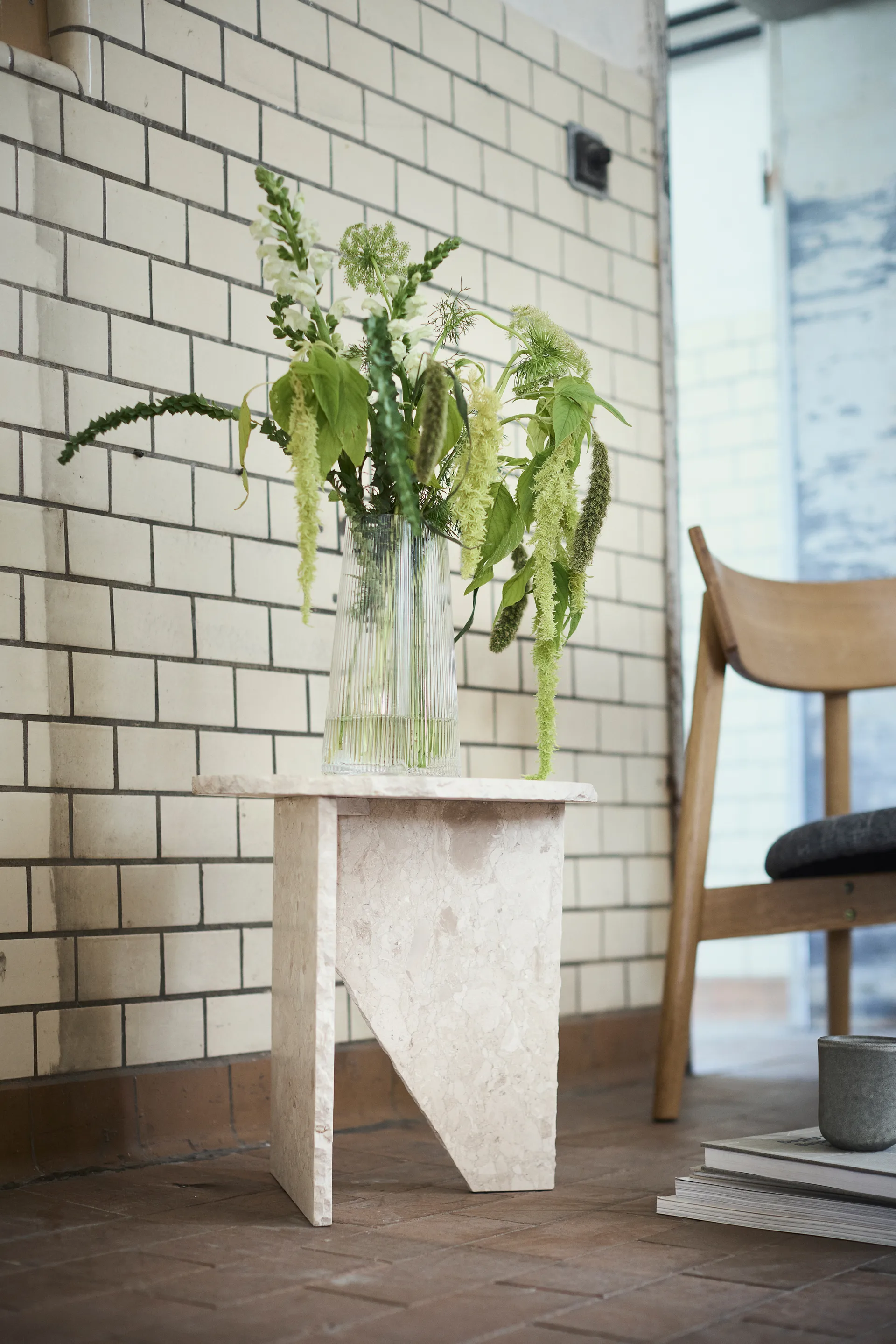 Tetra nojatuoli, Betonin värinen kangas, luonnonöljytty tammi MUUBS