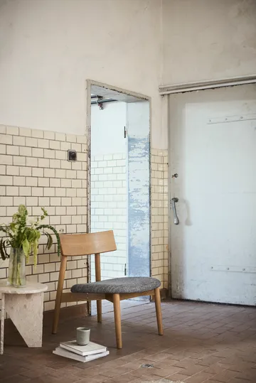 Tetra nojatuoli - Betonin värinen kangas, luonnonöljytty tammi - MUUBS