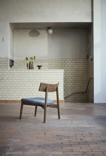 Tetra nojatuoli - Graniitinharmaa kangas tummaksi öljytty tammi - MUUBS