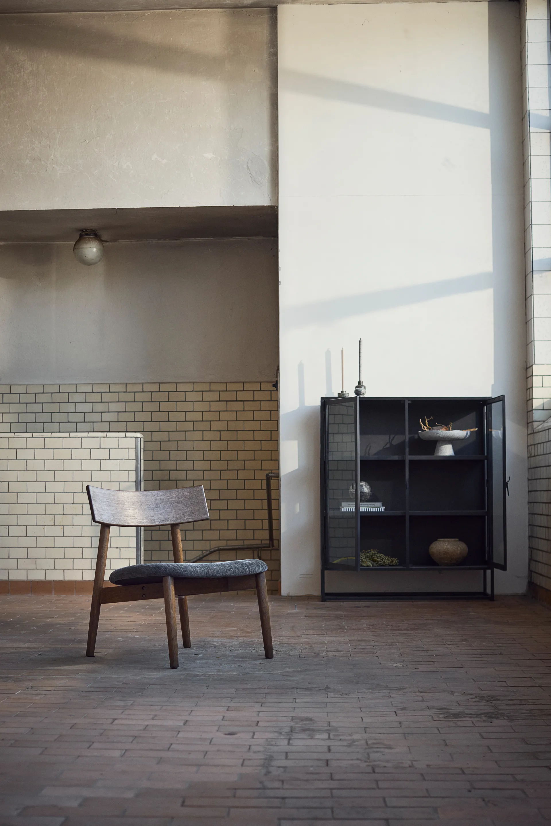 Tetra nojatuoli, Graniitinharmaa kangas tummaksi öljytty tammi MUUBS