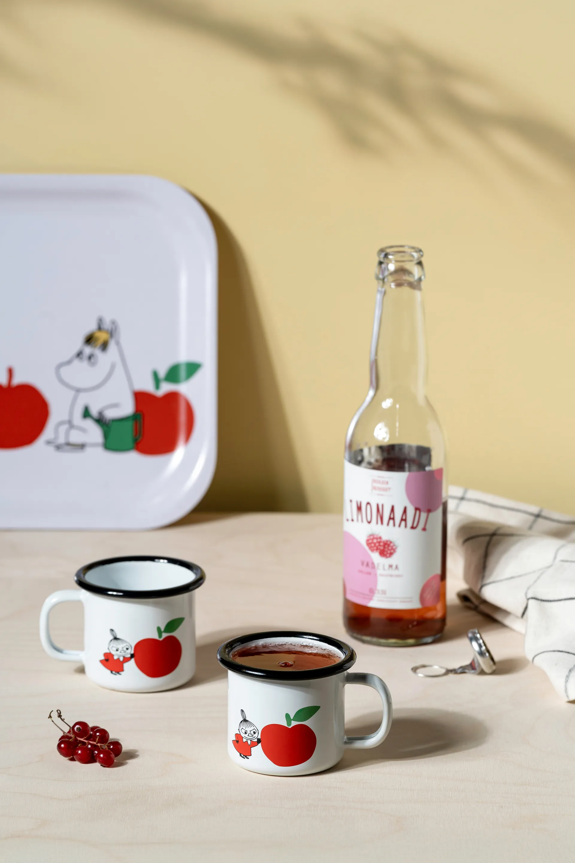 Moomin emalimuki 1,5 dl, Iloiset omenat Muurla