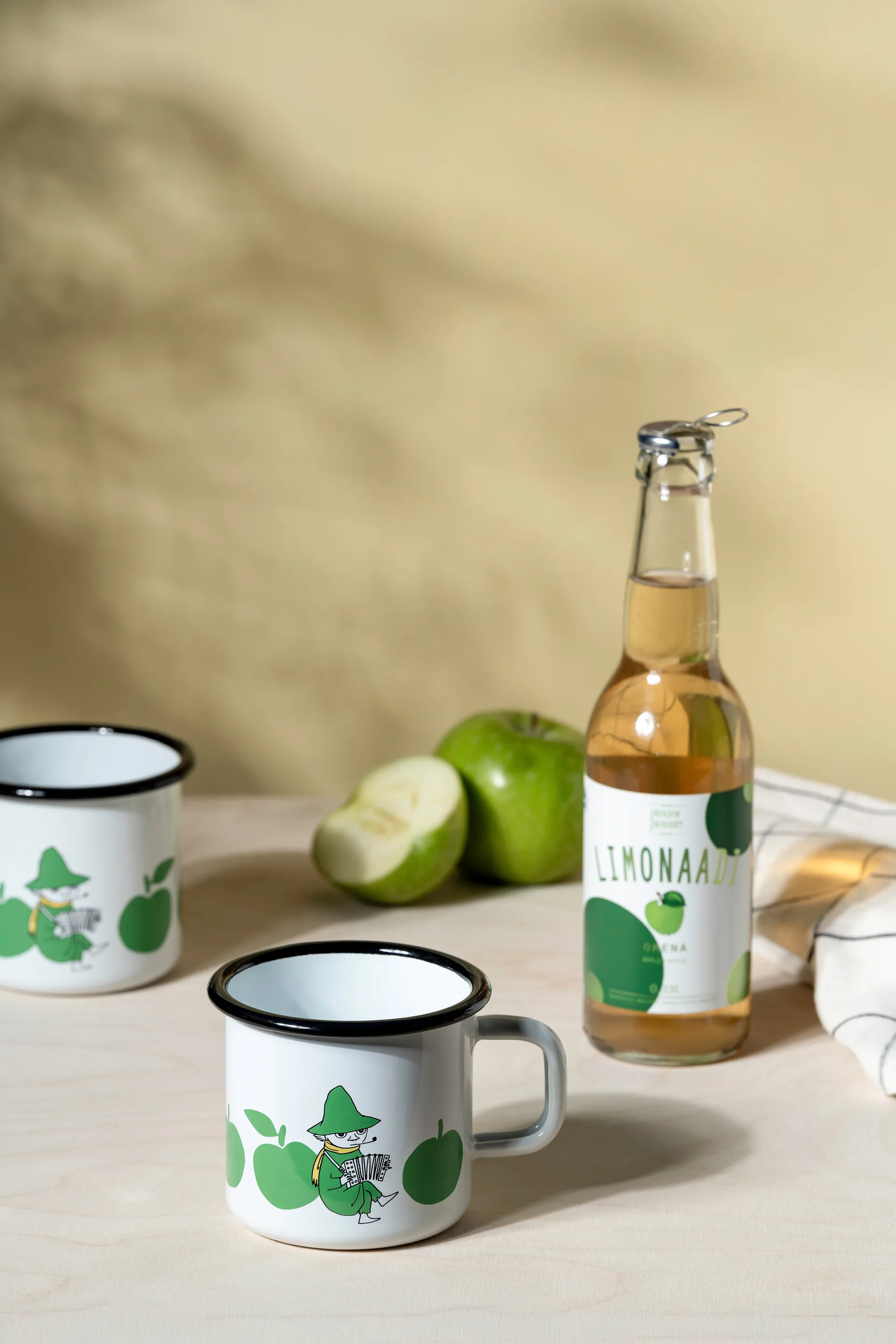 Moomin emalimuki 37 cl, Iloiset omenat Muurla