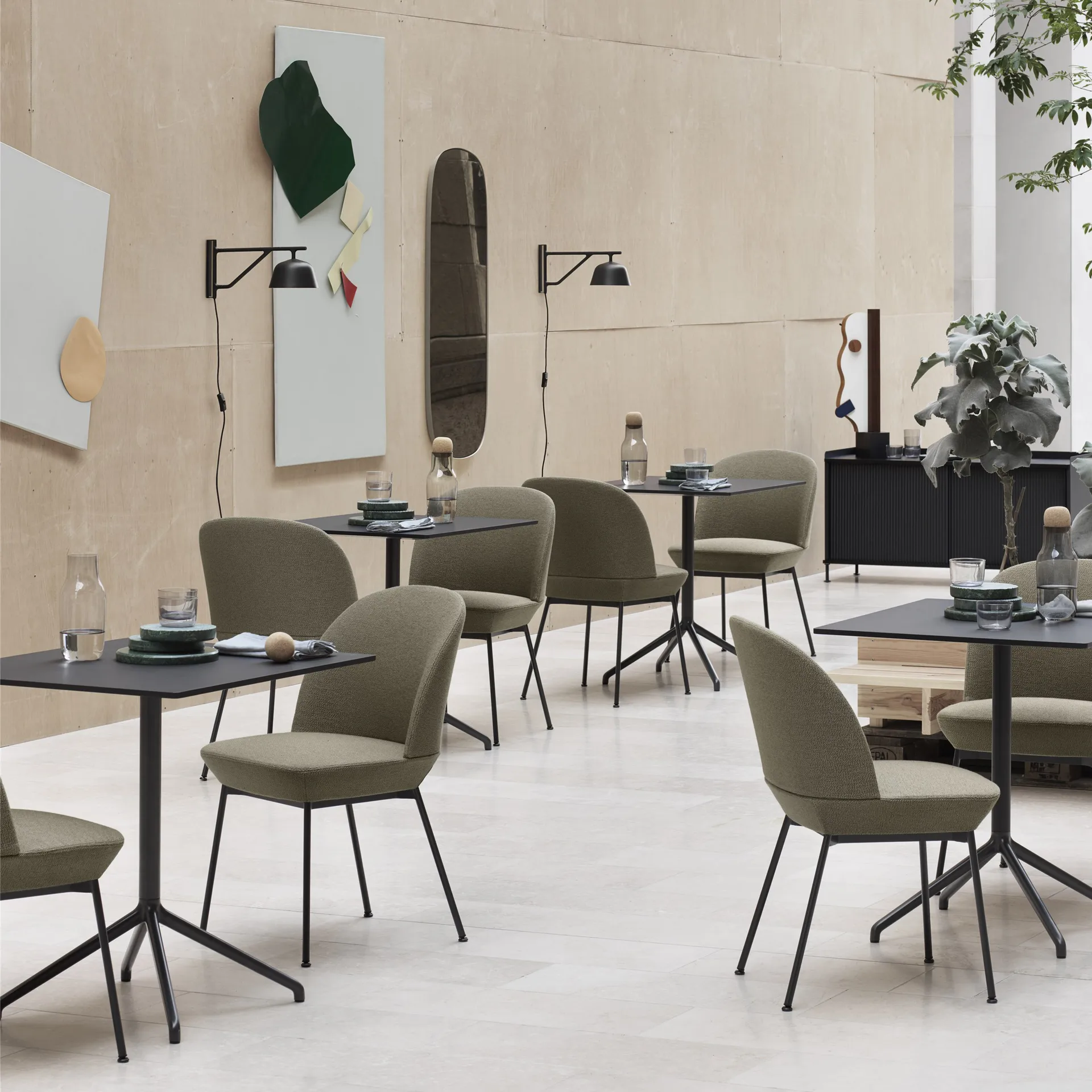 Ambit seinälamppu, musta Muuto