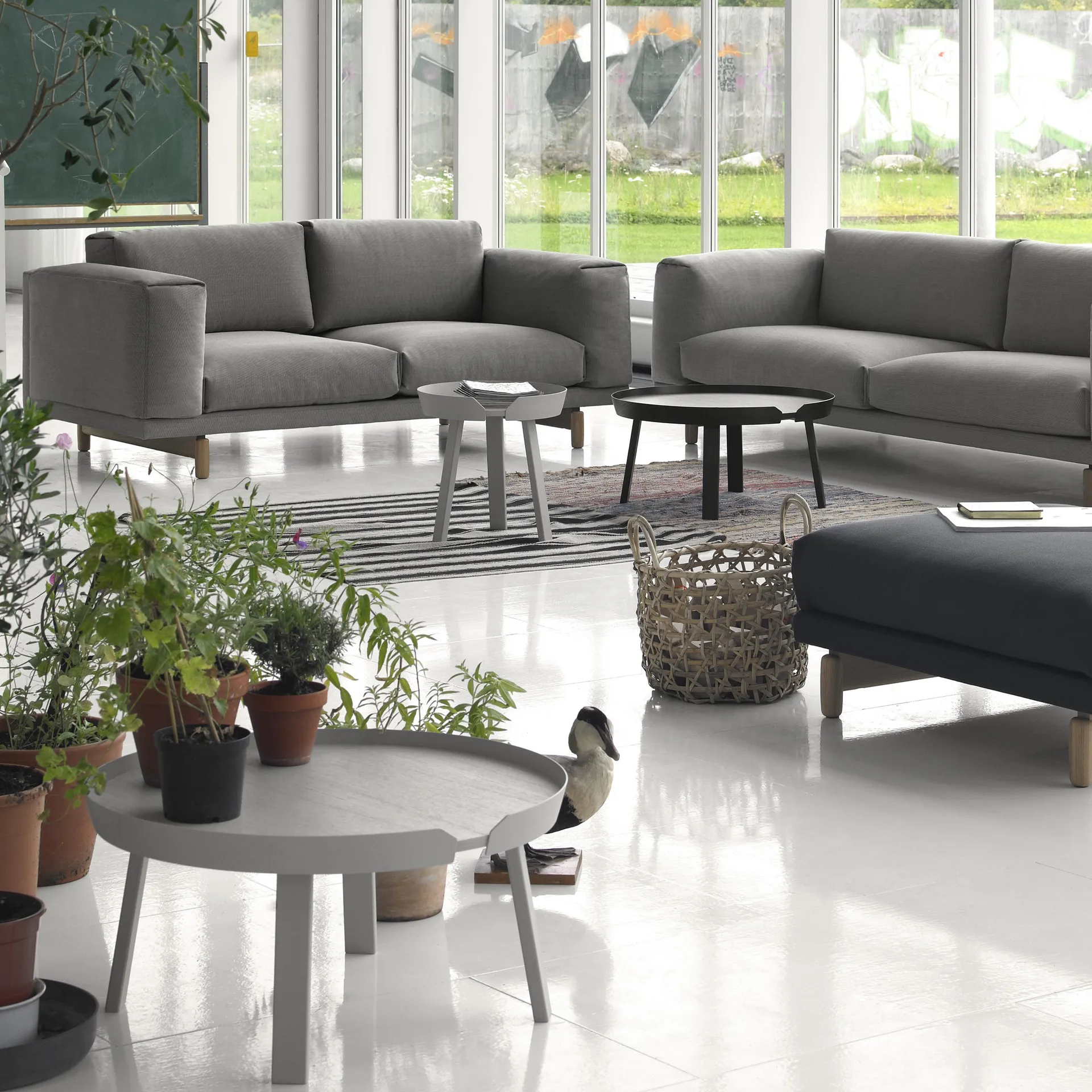 Around pöytä pieni, harmaa Muuto