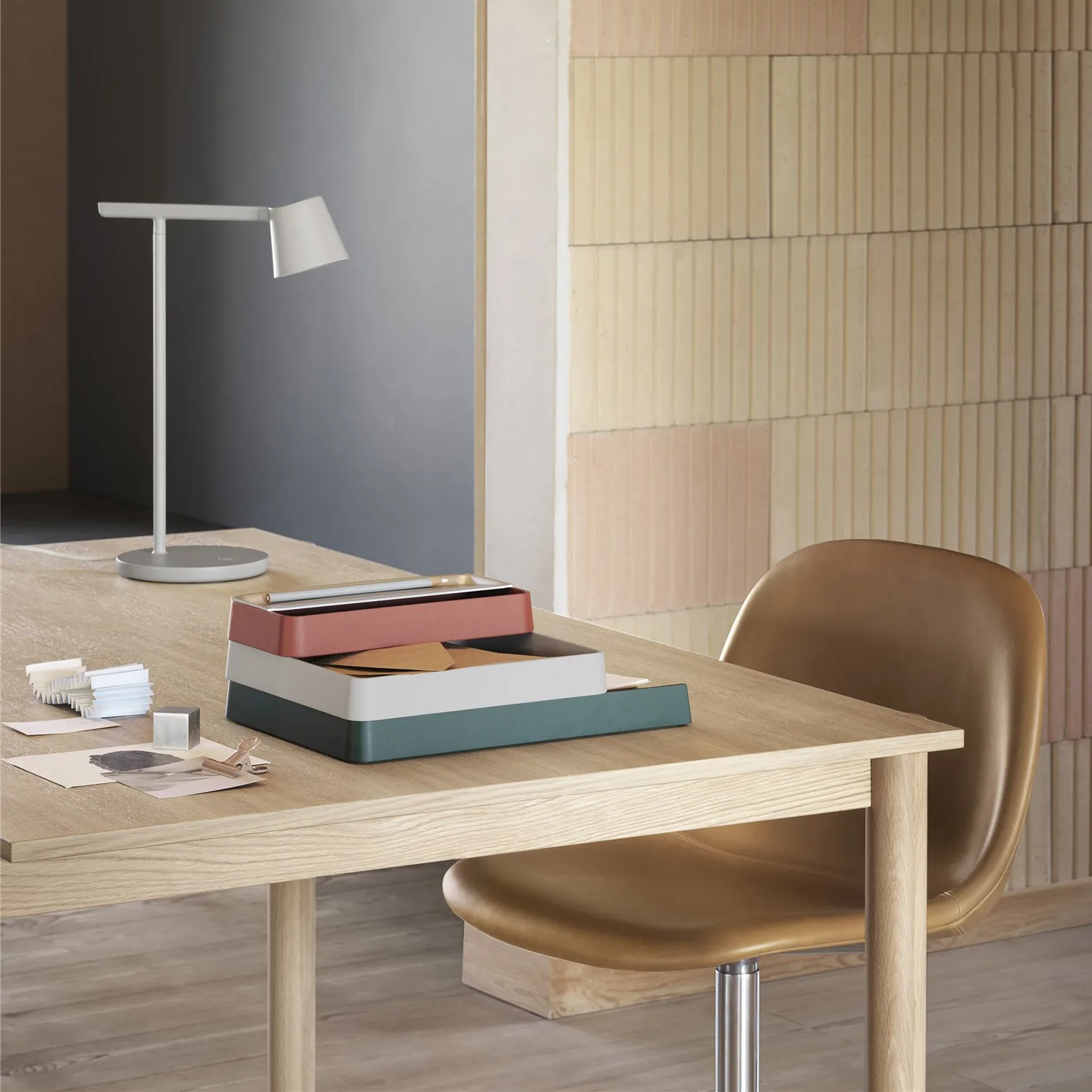 Arrange Desktop -tarjotin 25x25 cm, Grey Muuto