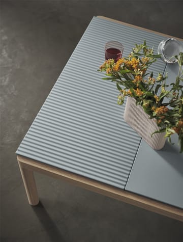 Couple 1 Plain-1 Wavy -sohvapöytä 80 x 84 x 40 cm - Pale blue-oak - Muuto