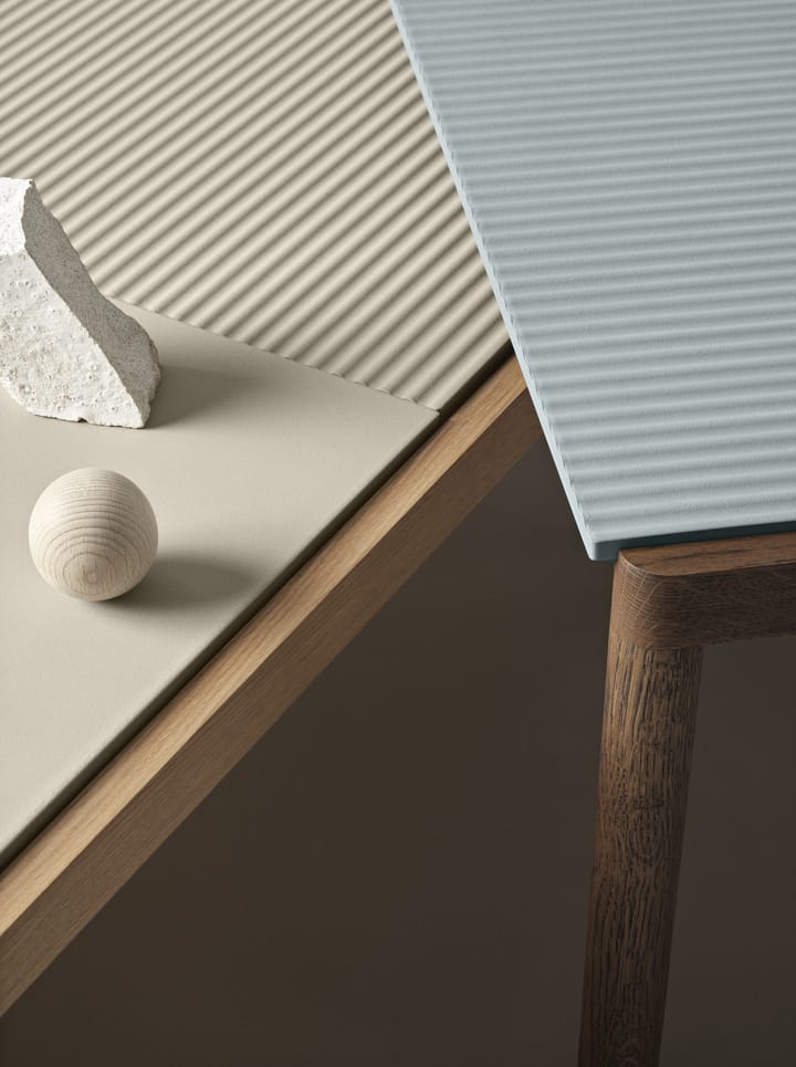 Couple 1 Wavy -sohvapöytä 40 x 84 x 40 cm, Pale blue-dark oiled oak Muuto