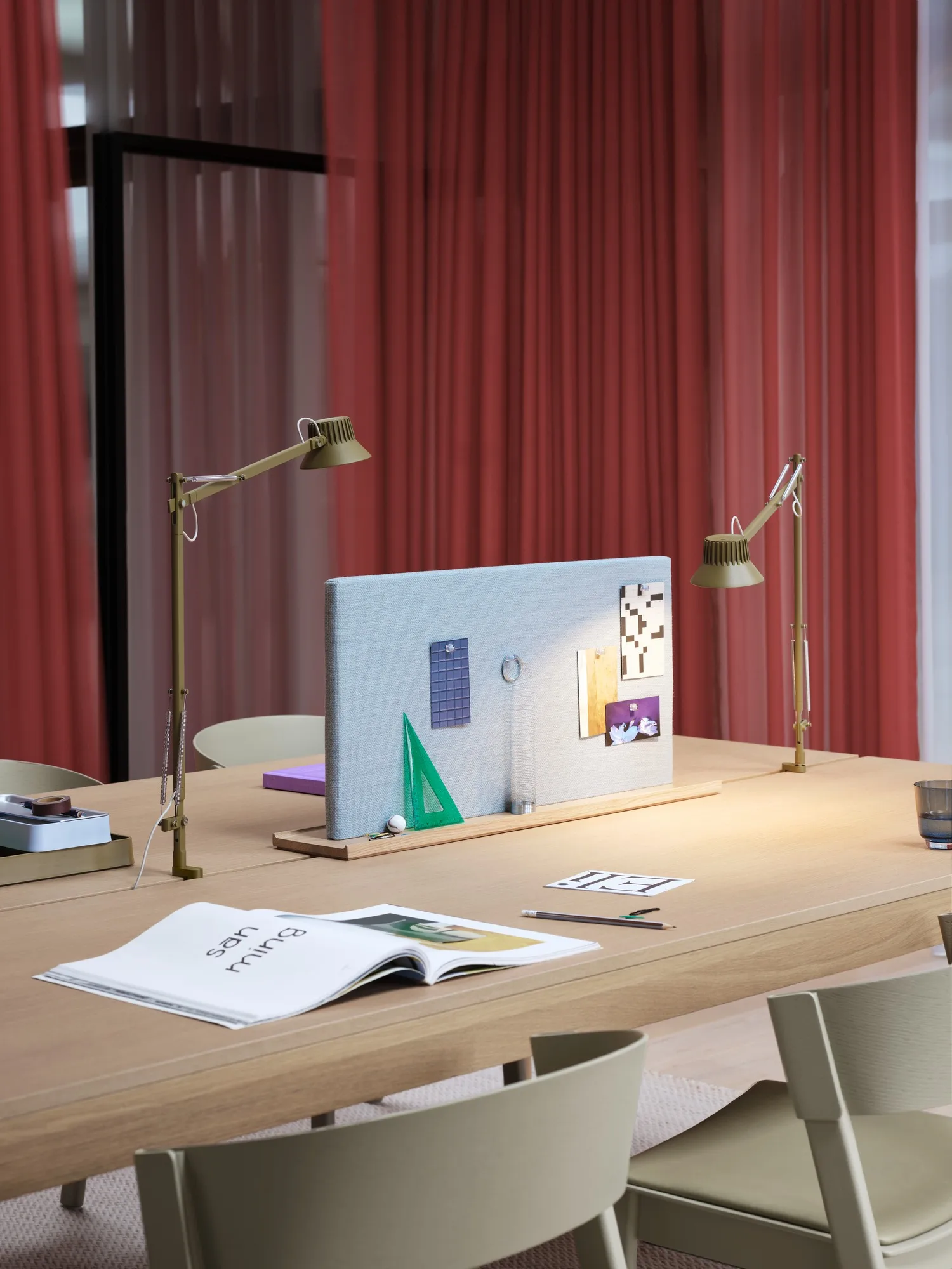 Dedicate L2 pöytävalaisin kiinnikkeellä, Brown Green Muuto