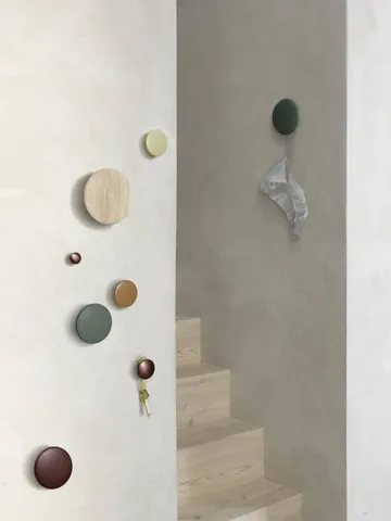 Dots Wood vaatekoukku - Brown red, Ø6,5 cm - Muuto