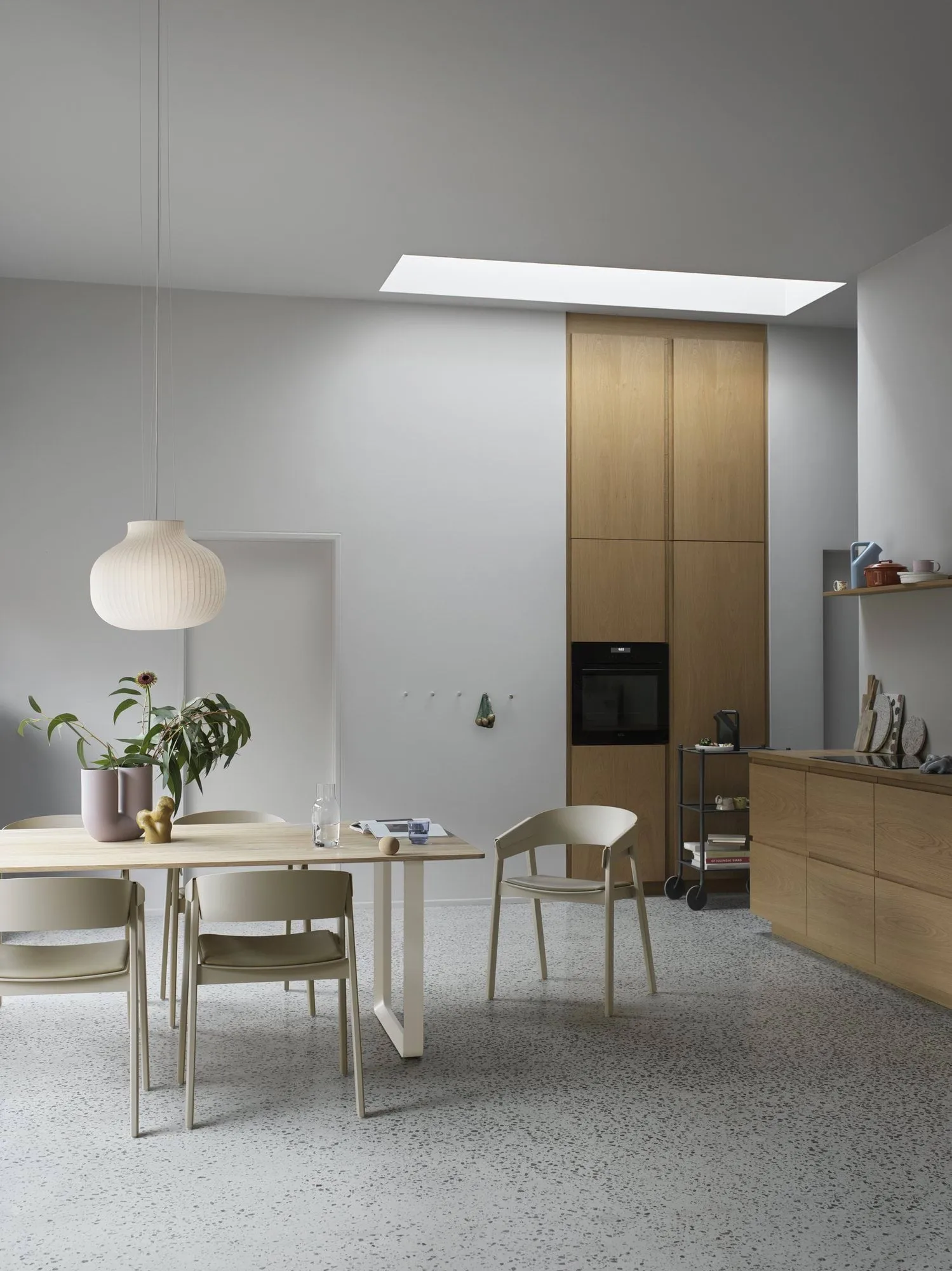 Dots Wood vaatekoukku, Light olive, Ø9 cm Muuto