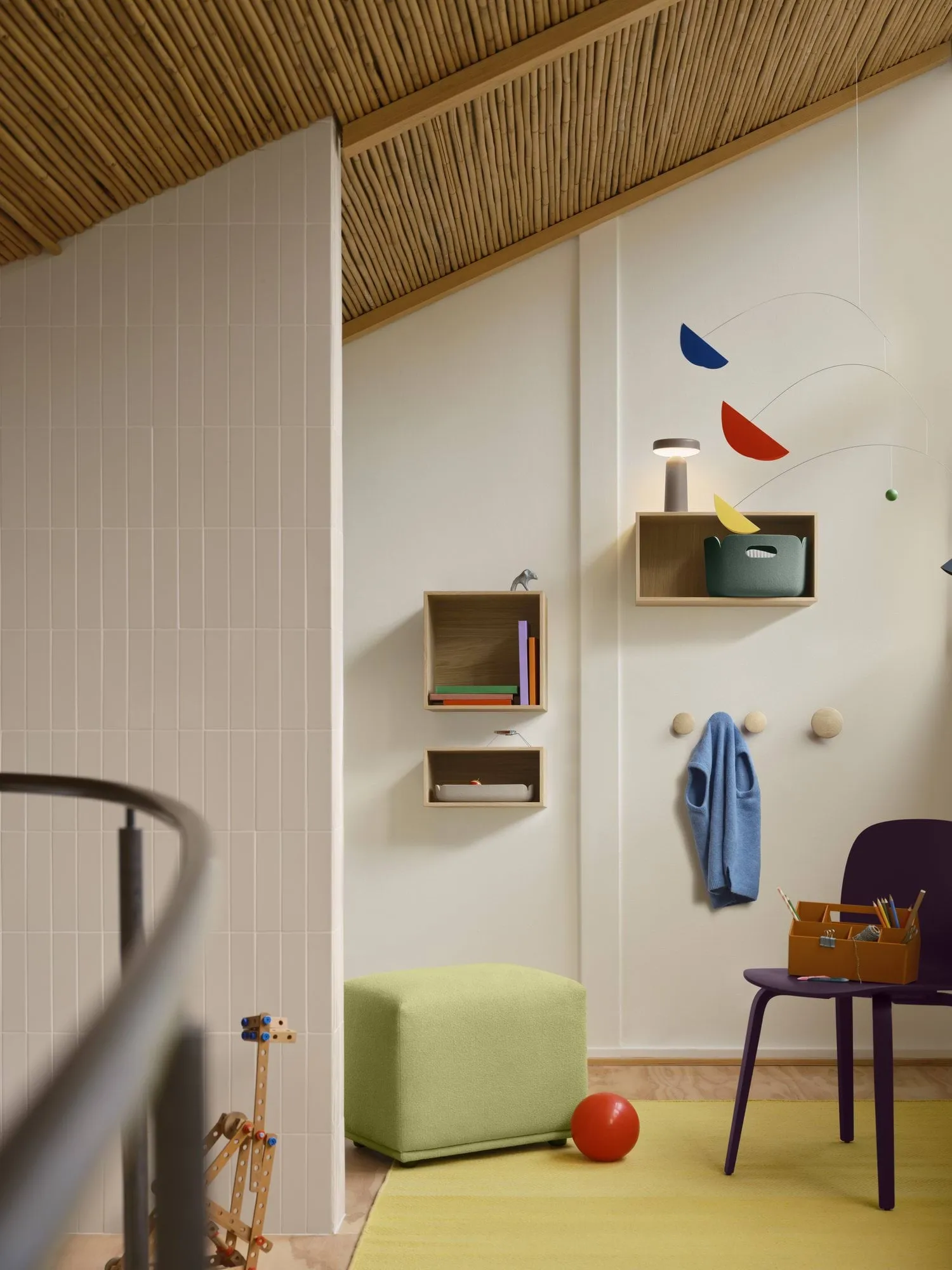 Dots Wood vaatekoukku, Light olive, Ø9 cm Muuto