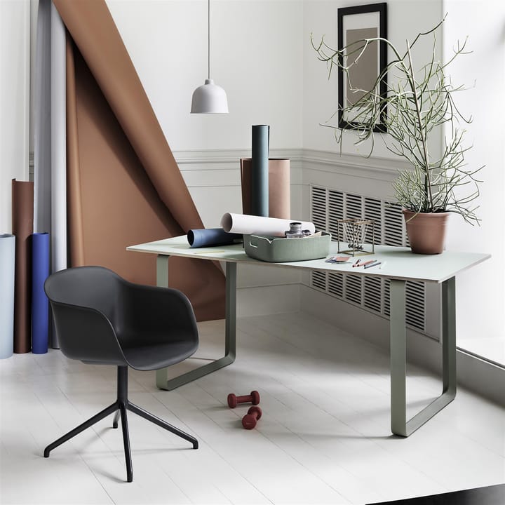 Fiber armchair swivel base toimistotuoli - musta - Muuto