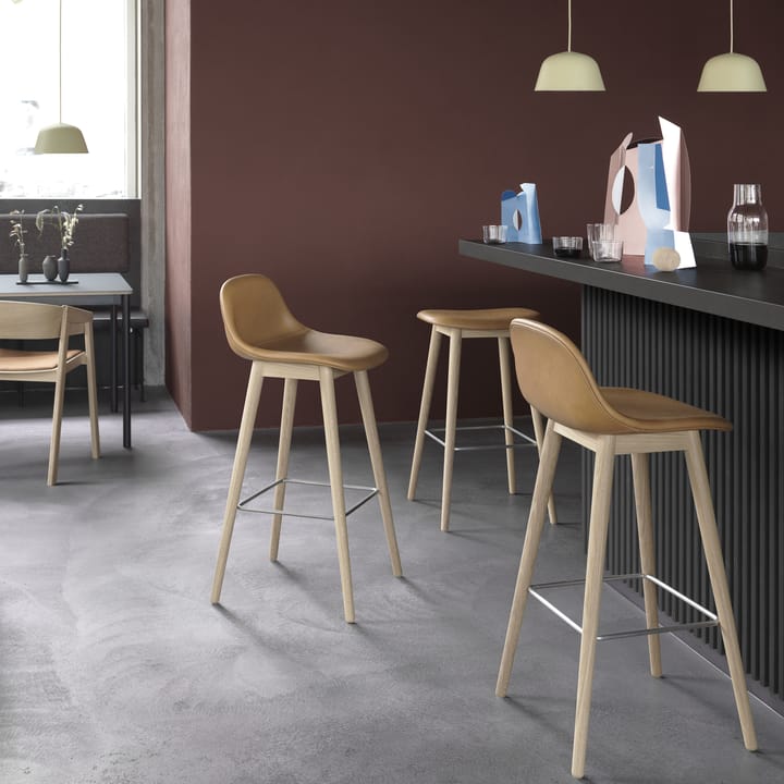 Fiber bar stool 75 cm, Dusty green, tummanruskeaksi petsatut jalat Muuto
