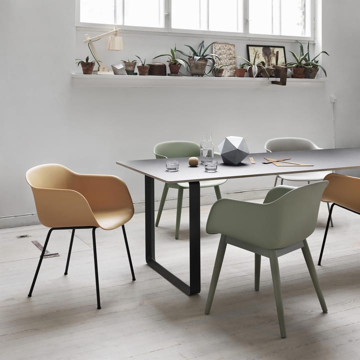 Fiber Chair tuoli käsinojilla ja puujaloilla, dusty green Muuto