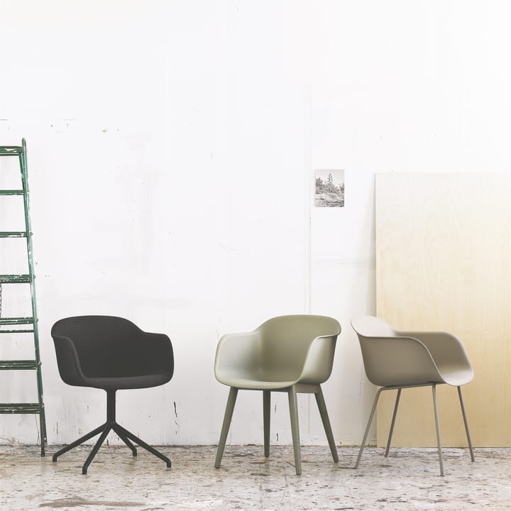 Fiber Chair tuoli käsinojilla ja puujaloilla, dusty green Muuto