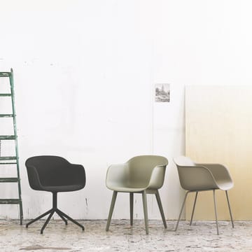 Fiber Chair tuoli käsinojilla ja puujaloilla - dusty green - Muuto
