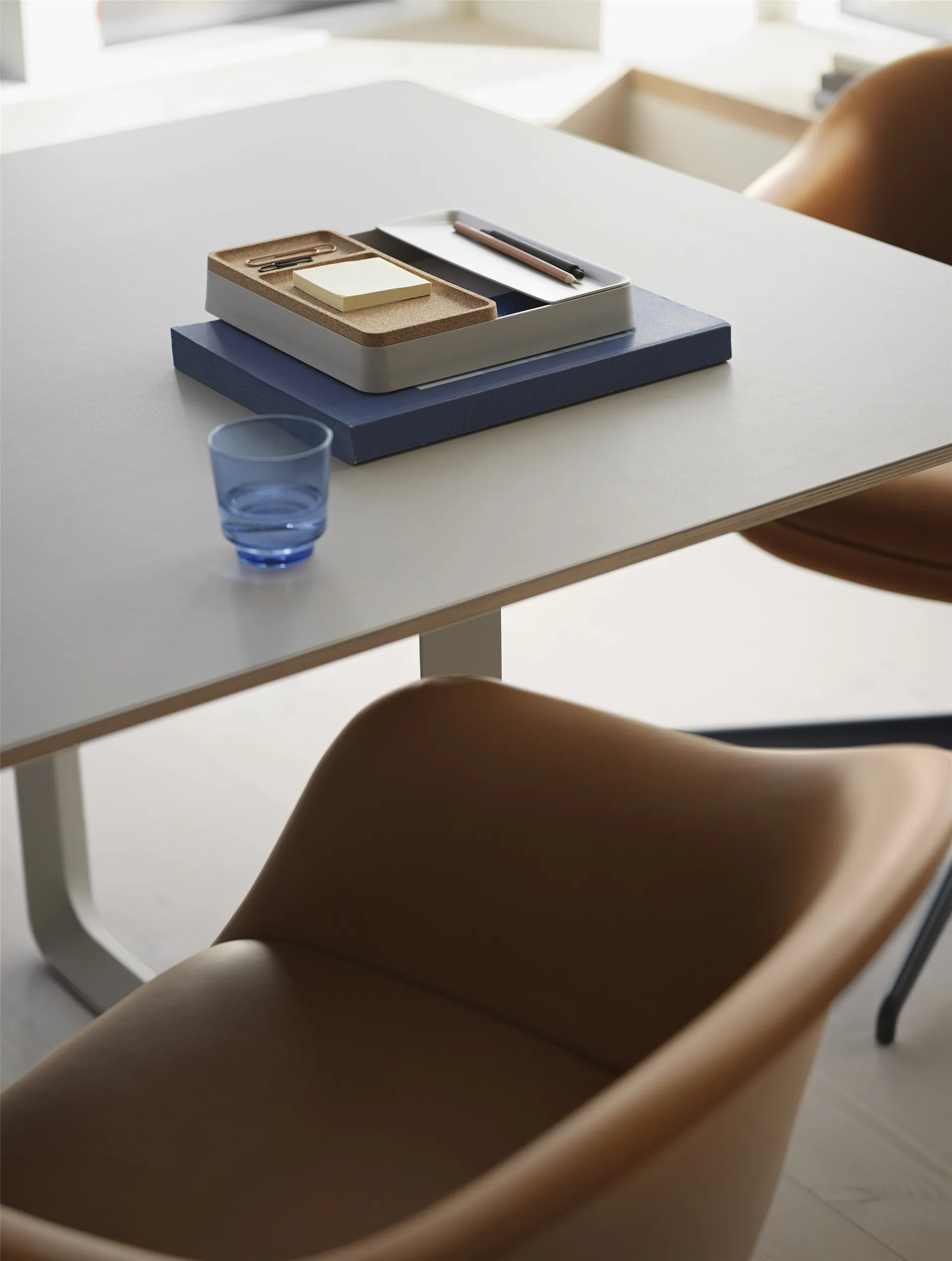 Fiber Conference Armchair puujaloilla, Refine leather cognac-oak Muuto