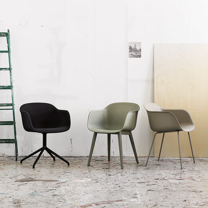 Fiber käsinojallinen tuoli puujalat - Dusty green, tummanruskeaksi petsatut jalat - Muuto