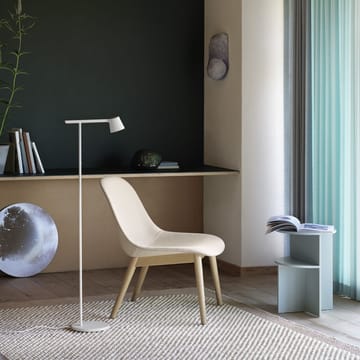 Fiber loungetuoli wood base - Dusty green, tummanruskeaksi petsatut jalat - Muuto