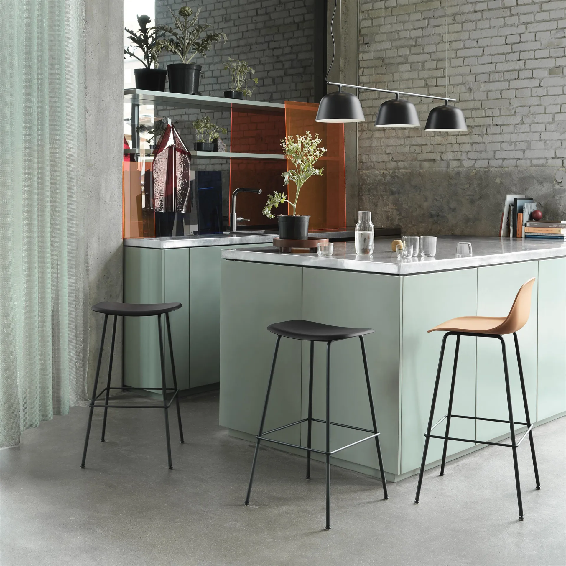 Fiber Tube baarijakkara 75 cm, musta Muuto