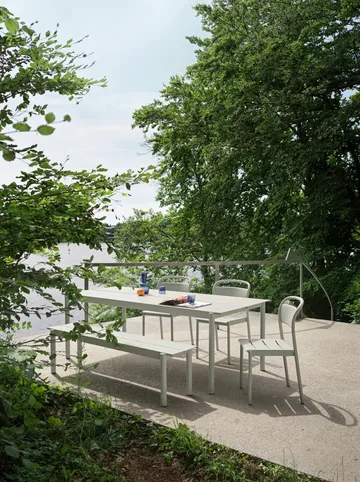 Linear steel armchair -käsinojallinen tuoli - Grey (RAL 7044) - Muuto
