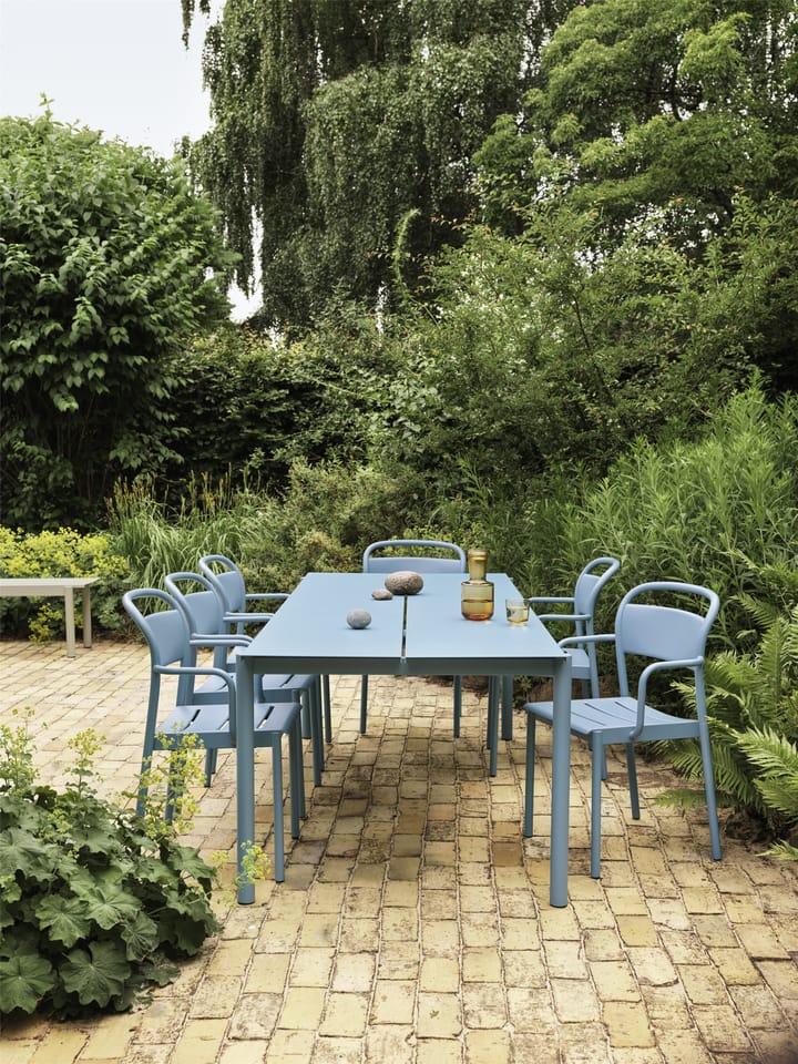 Linear steel armchair -käsinojallinen tuoli, Pale blue Muuto