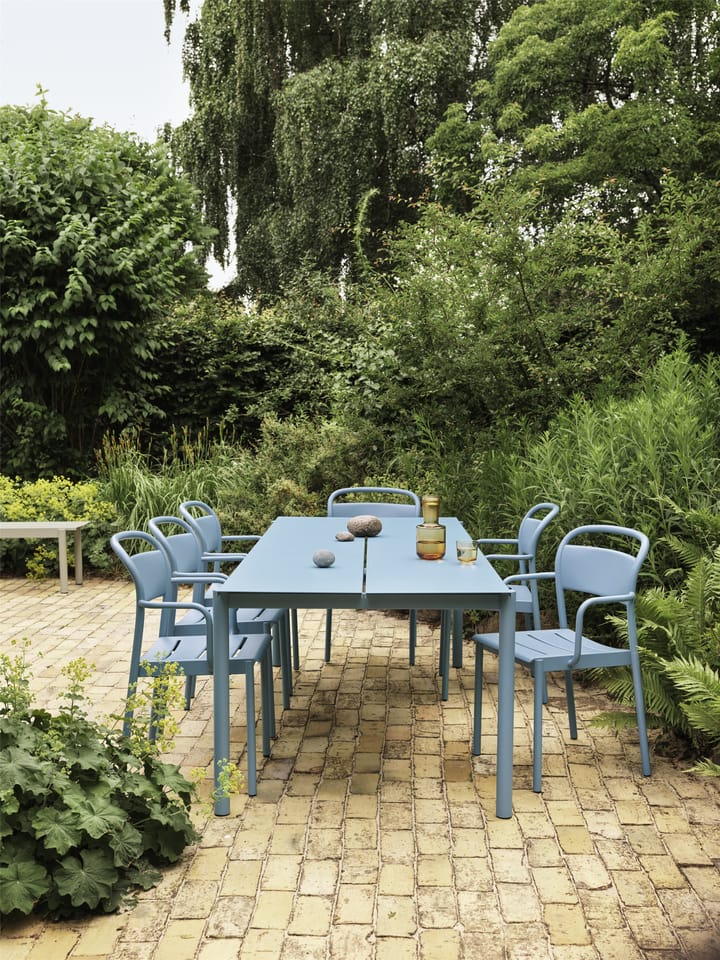 Linear steel armchair -käsinojallinen tuoli - Pale blue - Muuto