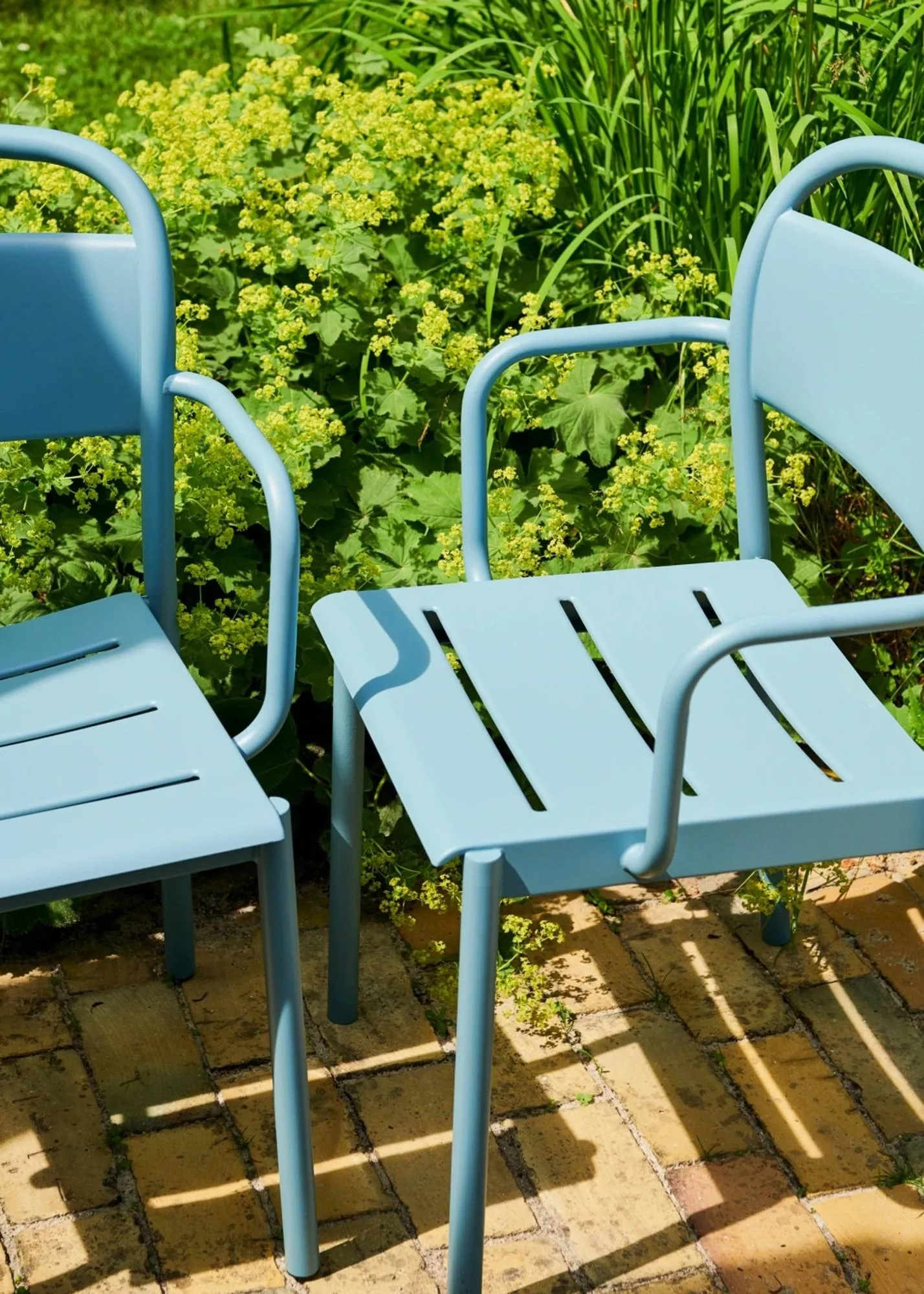 Linear steel armchair -käsinojallinen tuoli, Pale blue Muuto