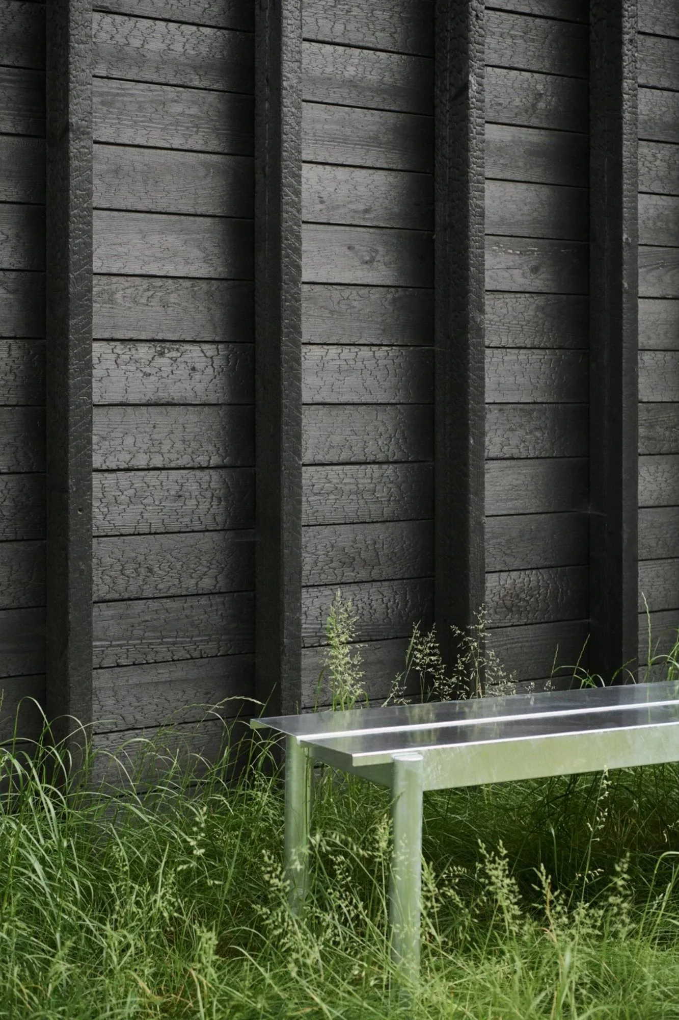 Linear steel bench -penkki 110 x 34 cm, Warm galvanized steel Muuto