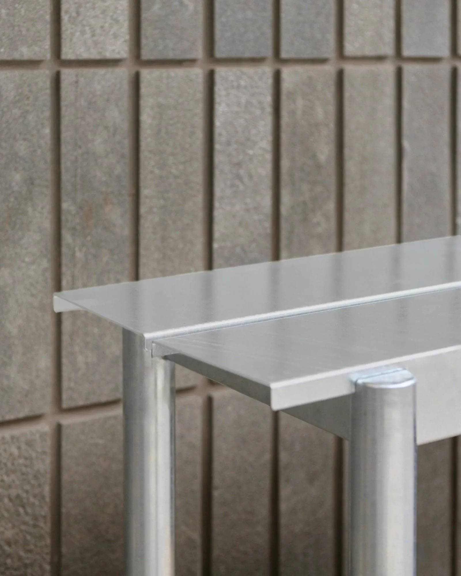 Linear steel bench -penkki 170 x 34 cm, Warm galvanized steel Muuto