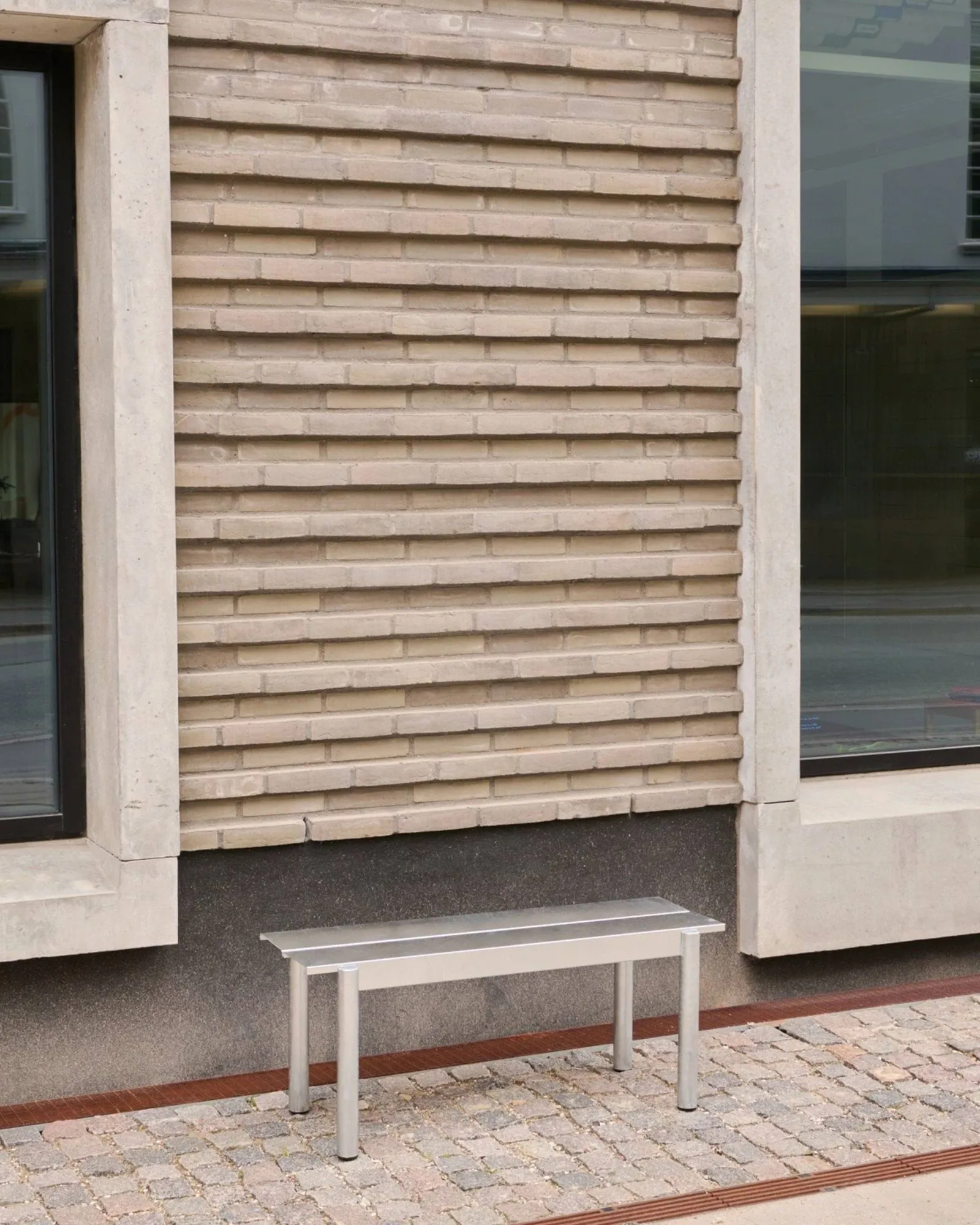 Linear steel bench -penkki 170 x 34 cm, Warm galvanized steel Muuto