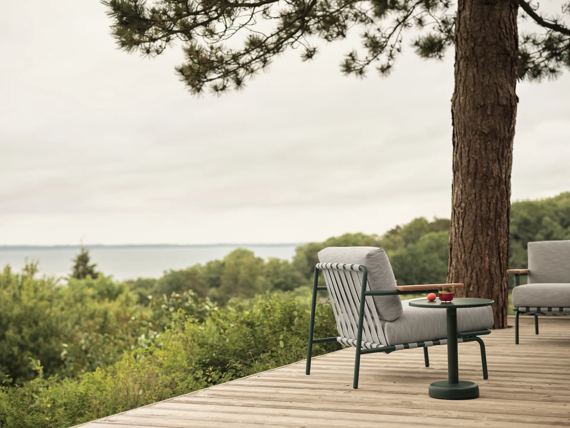 Linear Steel sohvapöytä, Tummanvihreä, Ø42×47 cm Muuto